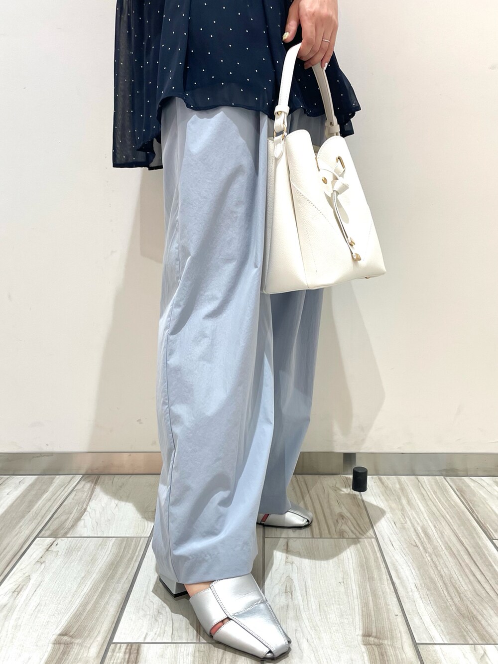 ブルー系のその他パンツ、ブルー系のシャツ/ブラウス、ホワイト系のカーディガン/ボレロを着用したレディースの春コーディネートの5枚目の写真