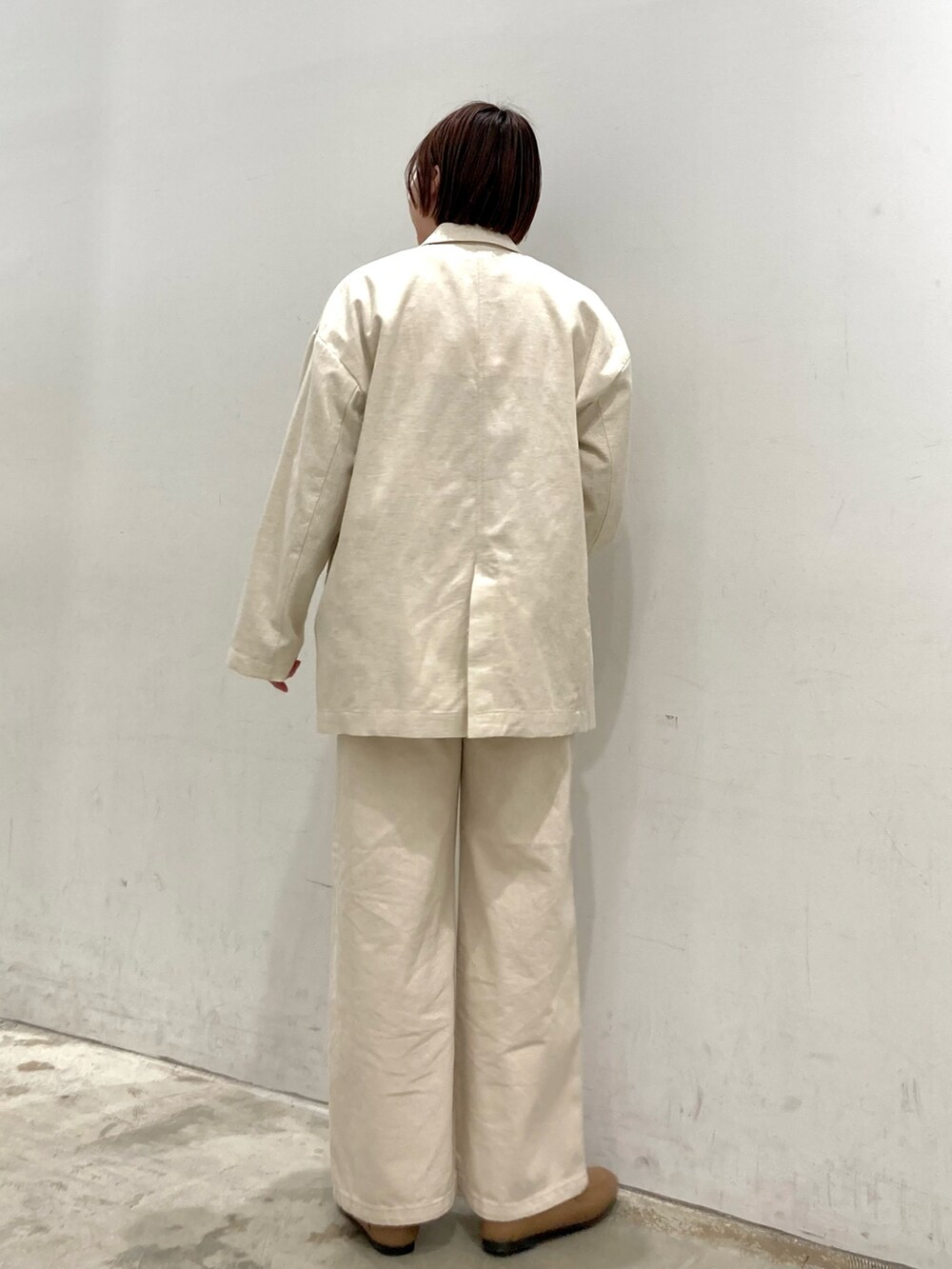 ピンク系のTシャツ/カットソー、ベージュ系のテーラードジャケット、ベージュ系のデニムパンツを着用したレディースの春コーディネートの4枚目の写真