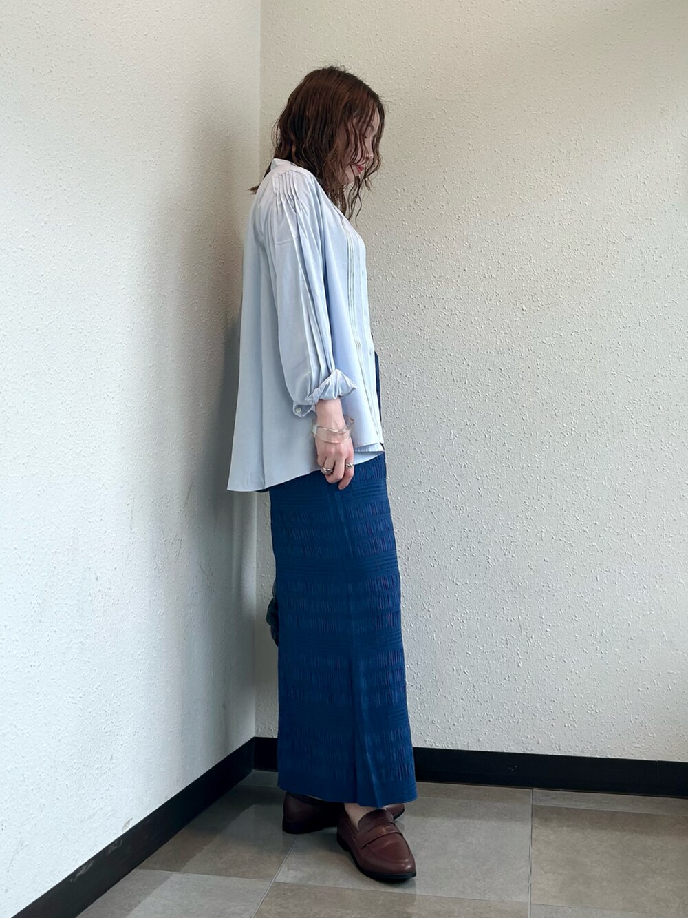 ブルー系のシャツ/ブラウス、ブルー系のショルダーバッグ、ブルー系のスカートを着用したレディースの春コーディネートの2枚目の写真