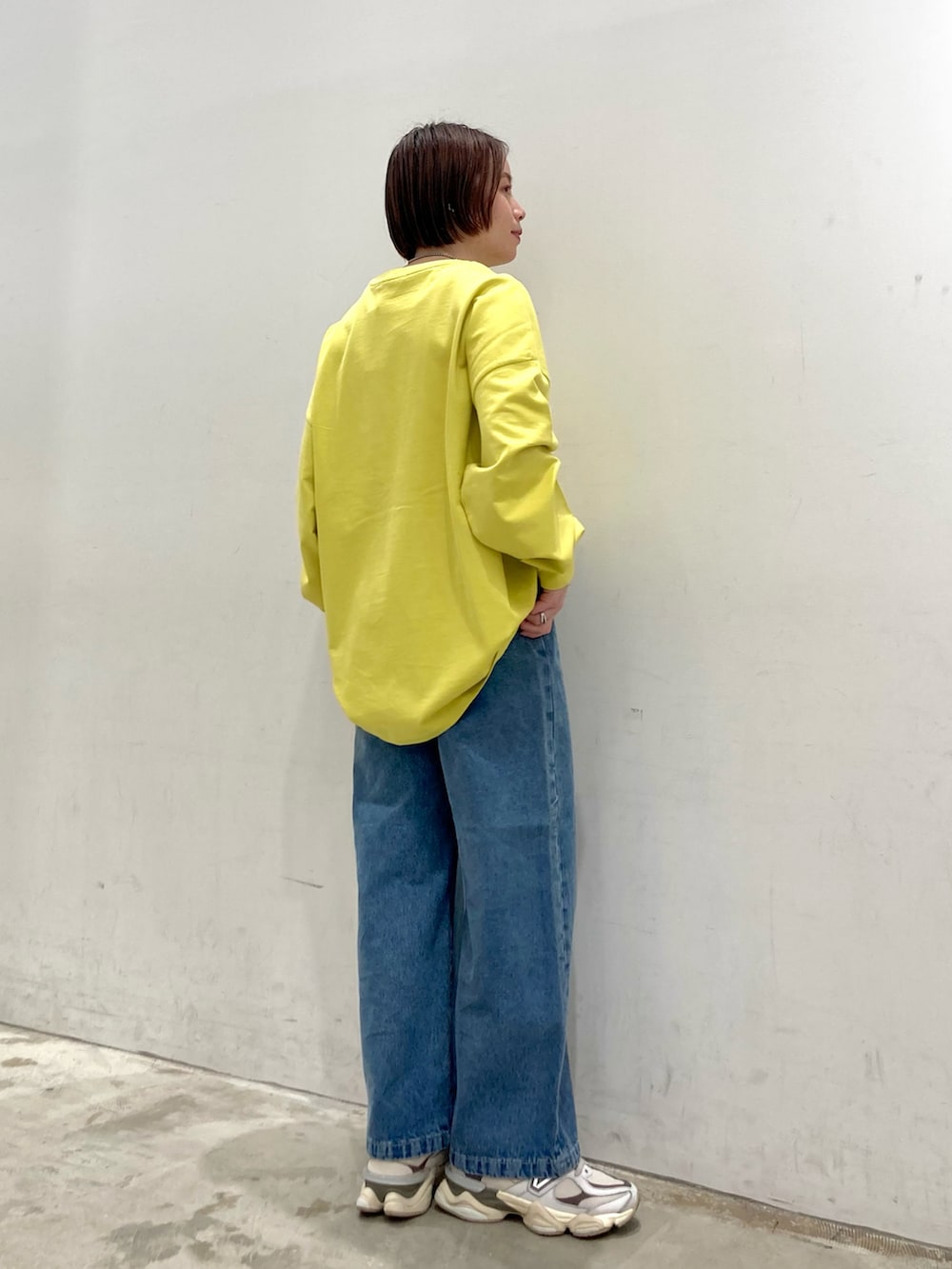 「カジュアルコーデ、プチプラ、プチプラコーデ、デニムパンツ、アメホリデニム、カラーコーデ、ゆるコーデ」｜「AMERICAN HOLICのミニ裏毛袖ボリュームカットチュニック（チュニック、イエロー系）」を使った、natsumiさん（レディース・159cm）の春コーディネートの2枚目の写真
