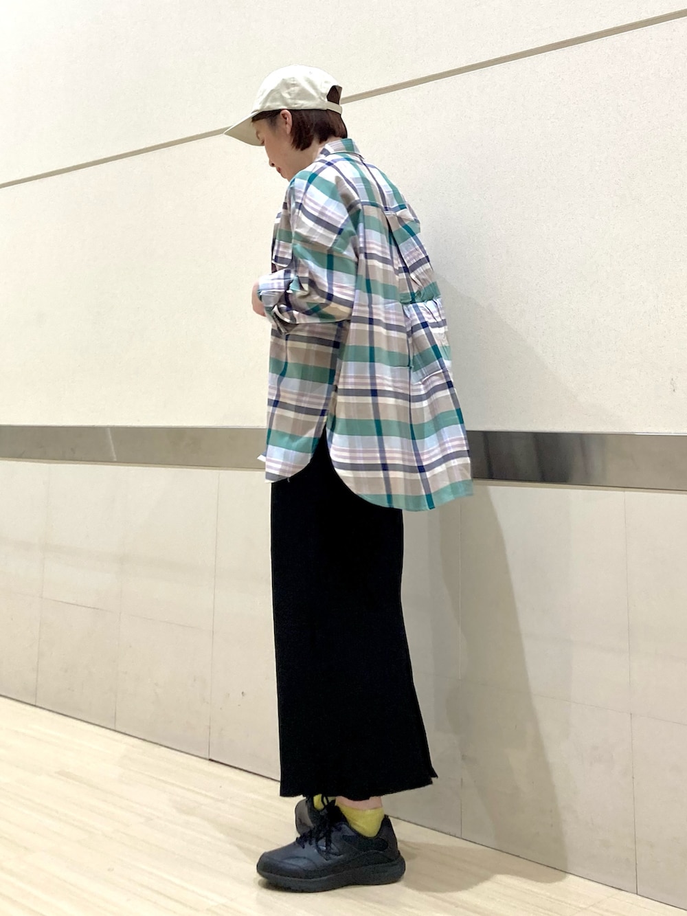 ピンク系のシャツ/ブラウス、ブラック系のスカート、ホワイト系のキャップを着用したレディースの春コーディネートの2枚目の写真