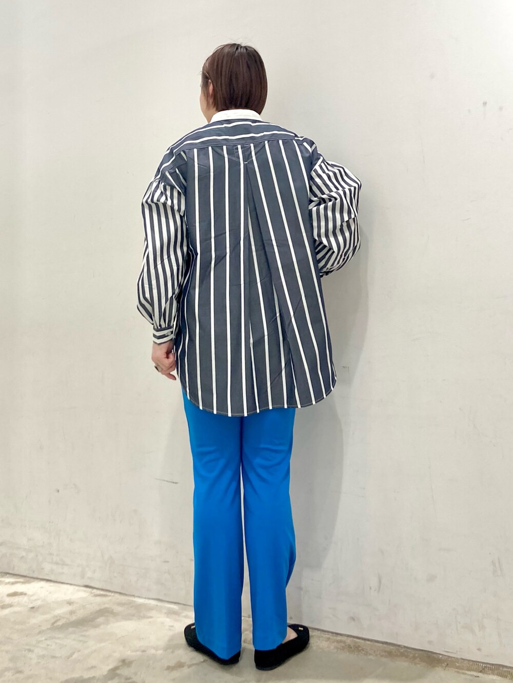 ブルー系のチュニック、ブルー系のその他パンツ、ブラック系のバレエシューズを着用したレディースの春コーディネートの2枚目の写真