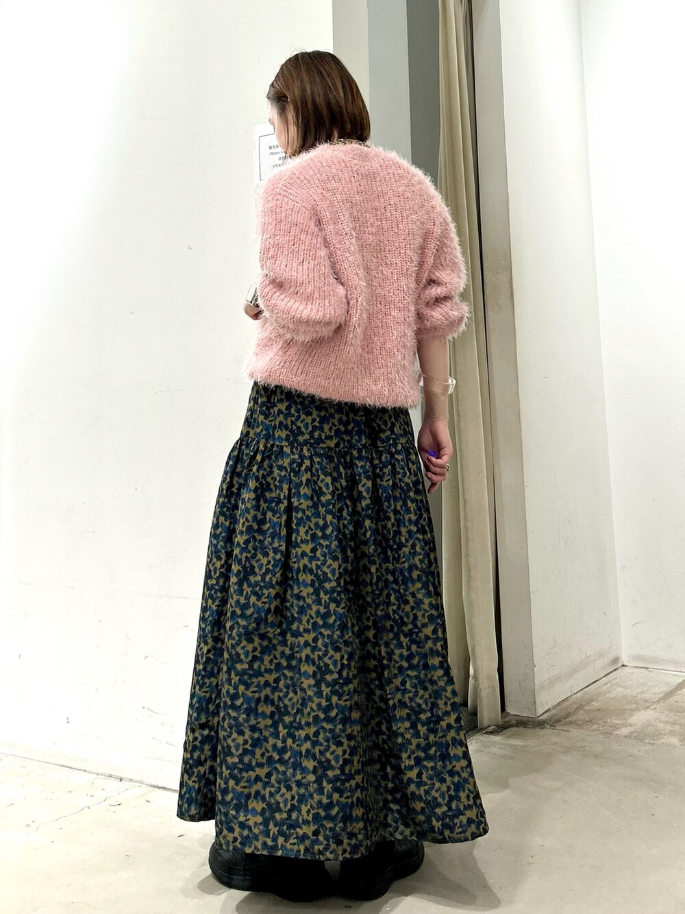 ピンク系のニット/セーター、イエロー系のスカートを着用したレディースの秋コーディネートの4枚目の写真