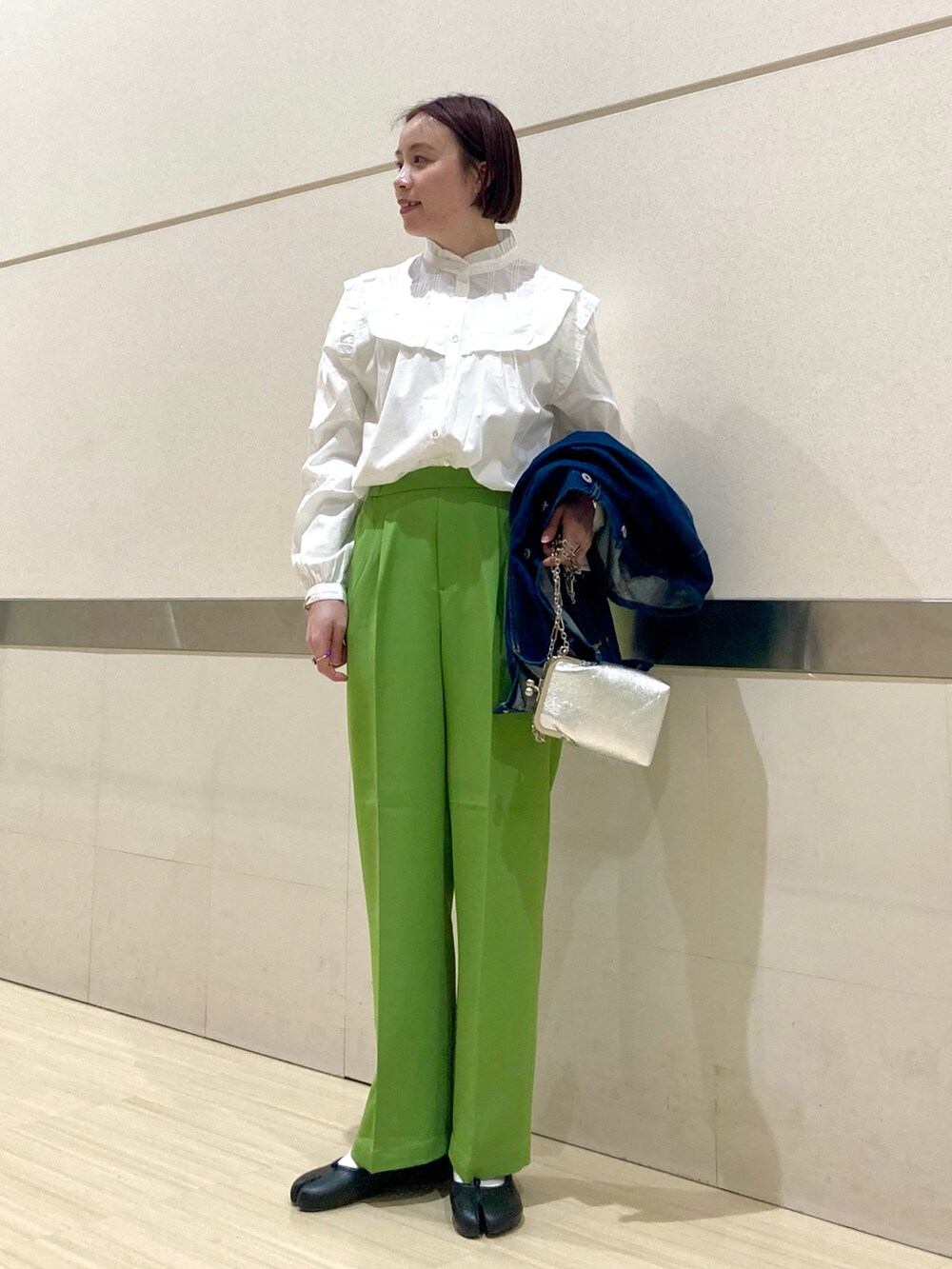 ブルー系のデニムジャケット、ホワイト系のシャツ/ブラウス、グリーン系のその他パンツを着用したレディースの春コーディネートの2枚目の写真