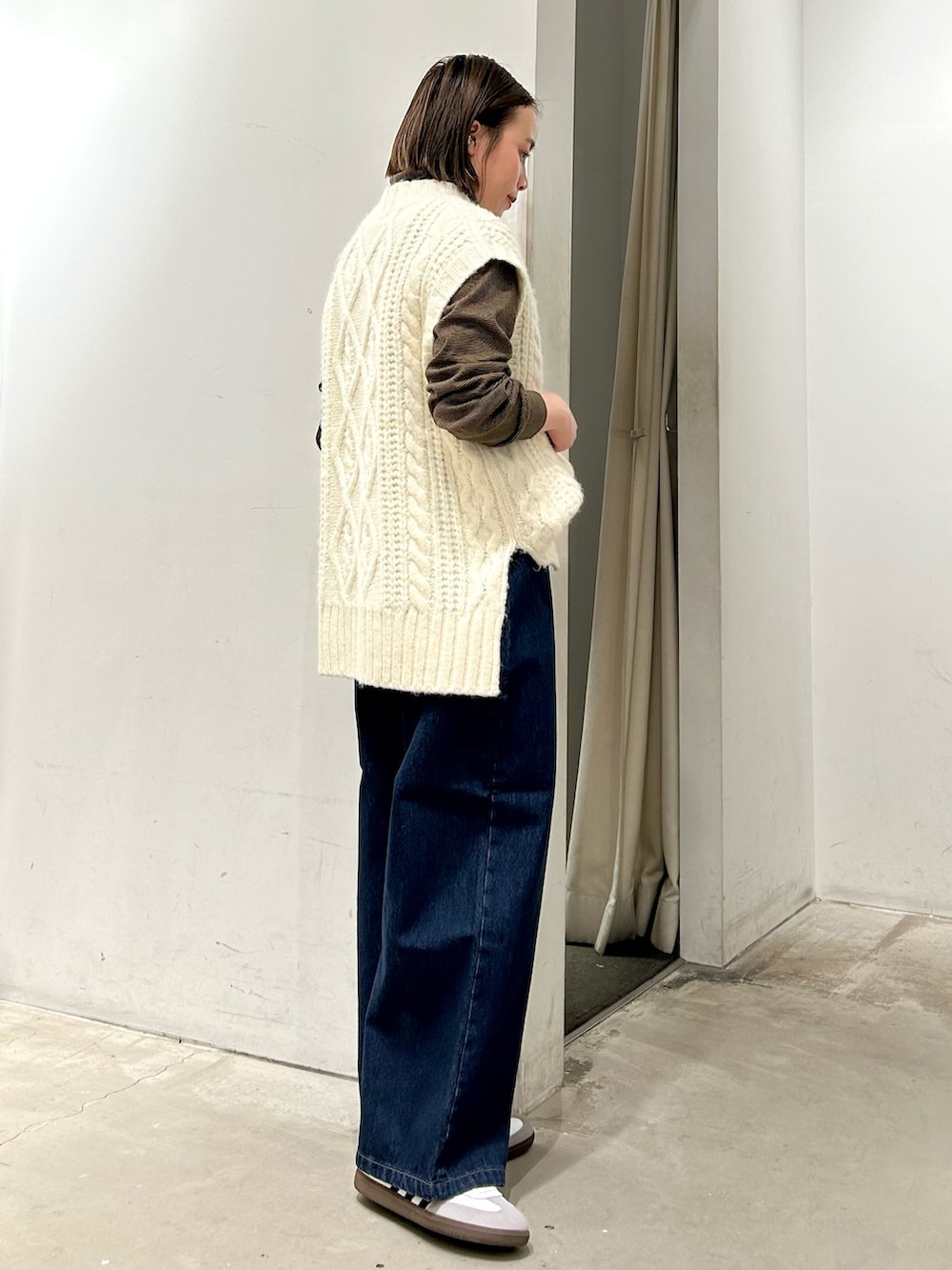 ホワイト系のベスト、ブルー系のデニムパンツ、その他のTシャツ/カットソーを着用したレディースの冬コーディネートの2枚目の写真