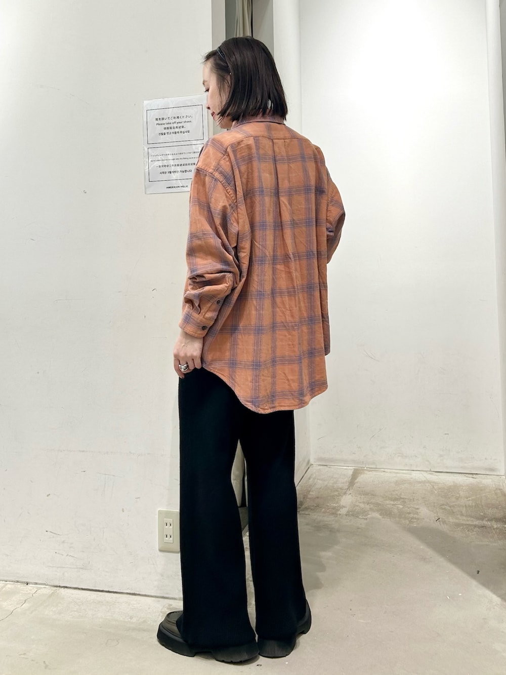 レッド系のシャツ/ブラウス、ブラック系のその他パンツを着用したレディースの秋コーディネートの3枚目の写真