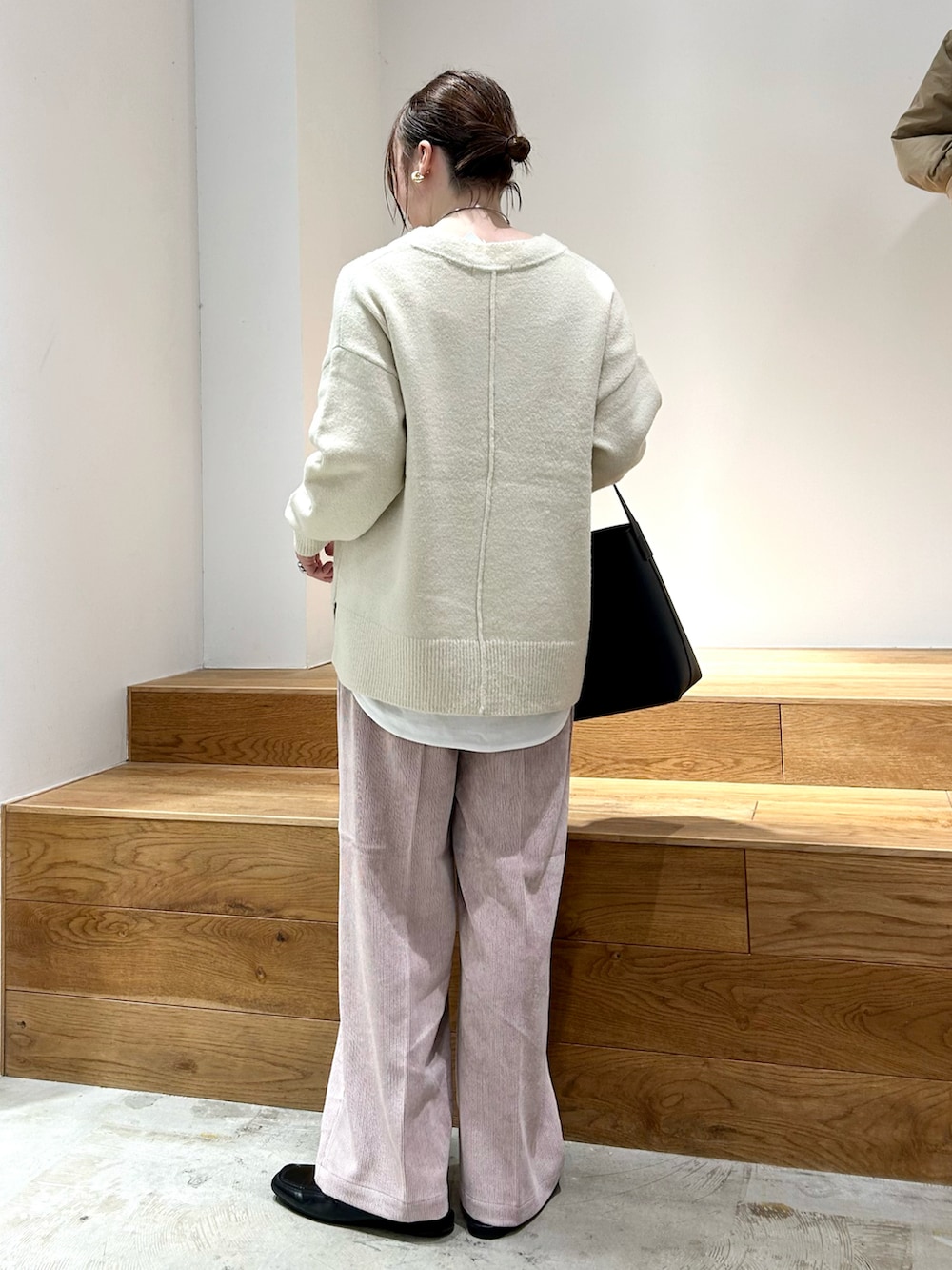 ホワイト系のニット/セーター、ホワイト系のTシャツ/カットソー、ピンク系のその他パンツを着用したレディースの冬コーディネートの3枚目の写真