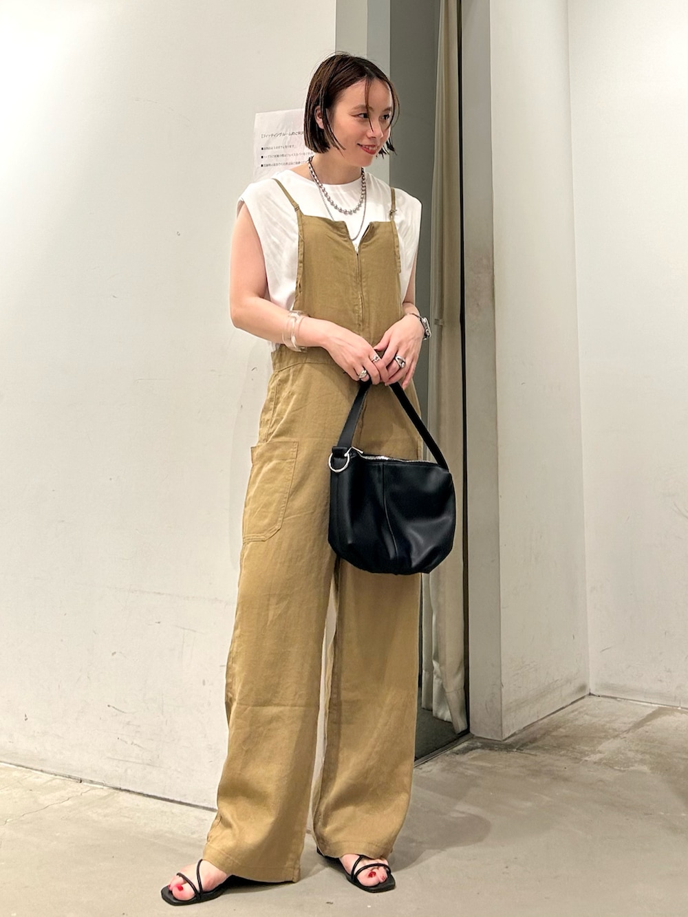 「カジュアル、オトナカジュアル、プチプラ、プチプラコーデ、サロペット、リネン、ノースリーブ、夏コーデ」｜「AMERICAN HOLICのリネンブレンドサロペットパンツ（サロペット/オーバーオール、イエロー系）」を使った、natsumiさん（レディース・159cm）の夏コーディネートの4枚目の写真