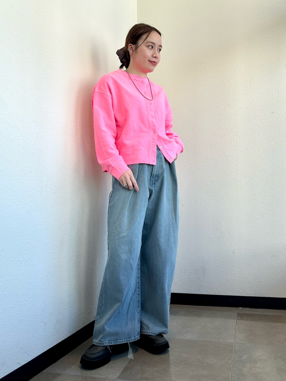 ブルー系のデニムパンツ、ピンク系のカーディガン/ボレロを着用したレディースの春コーディネートの4枚目の写真