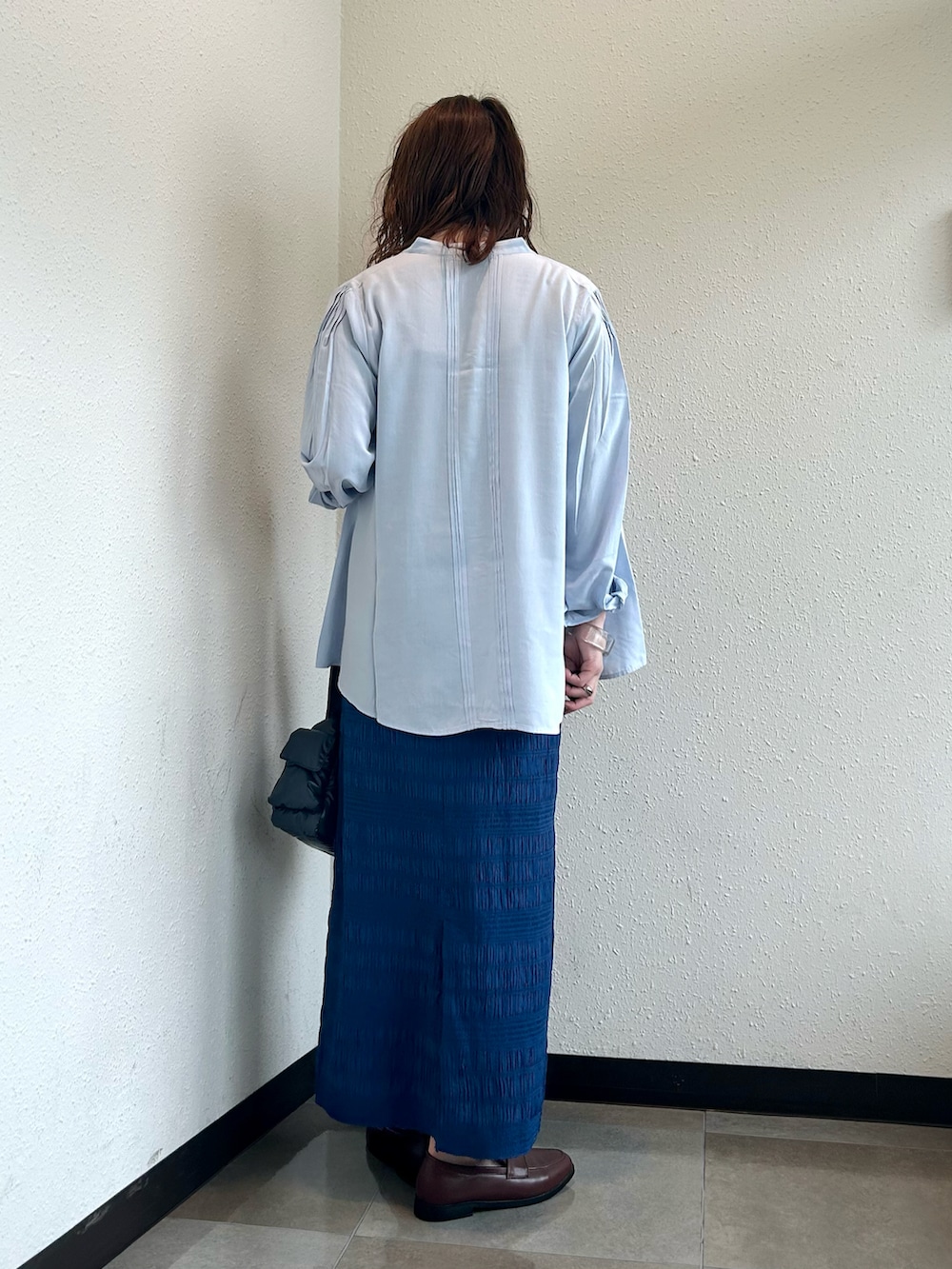 ブルー系のシャツ/ブラウス、ブルー系のショルダーバッグ、ブルー系のスカートを着用したレディースの春コーディネートの3枚目の写真