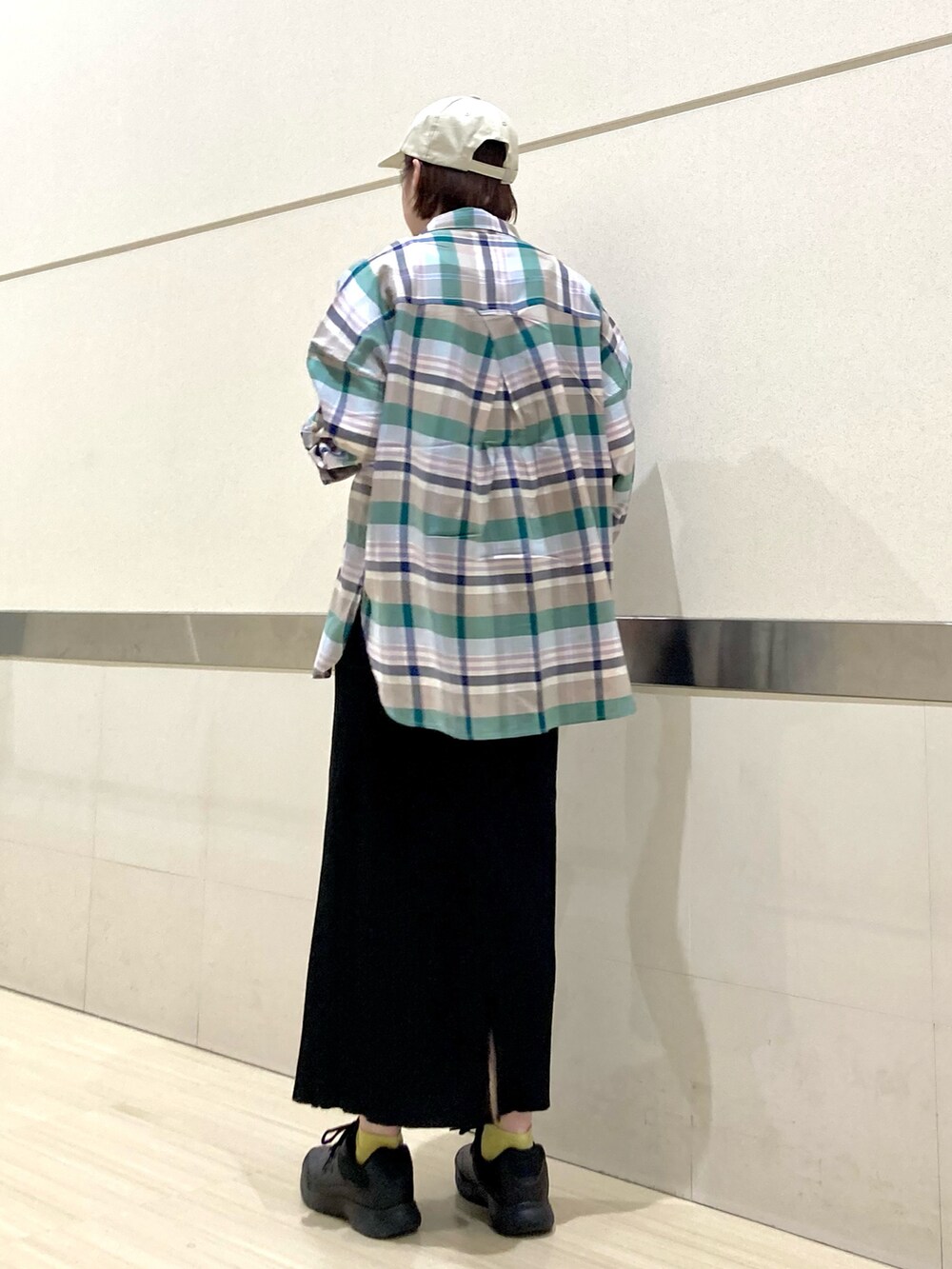 ピンク系のシャツ/ブラウス、ブラック系のスカート、ホワイト系のキャップを着用したレディースの春コーディネートの3枚目の写真