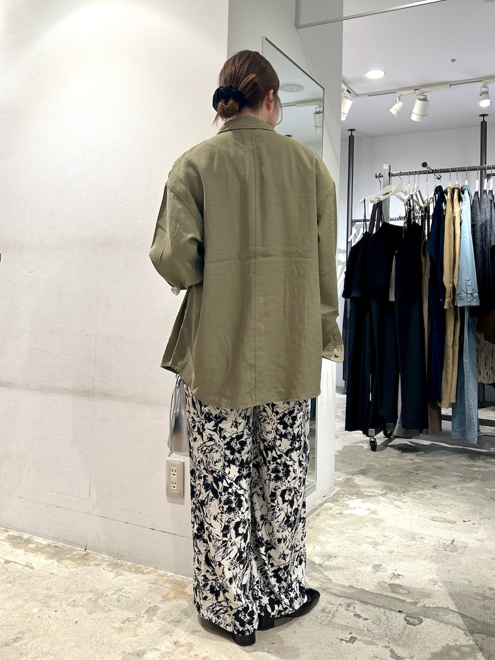 グリーン系のシャツ/ブラウス、ブラック系のその他パンツ、シルバー系のショルダーバッグを着用したレディースの春コーディネートの3枚目の写真