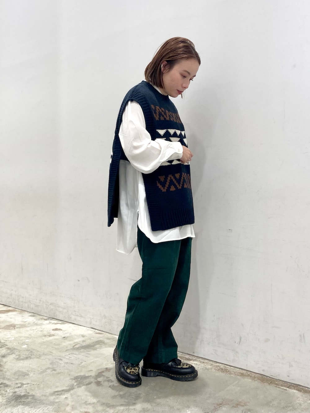 ブルー系のニット/セーター、グリーン系のその他パンツを着用したレディースの秋コーディネートの2枚目の写真