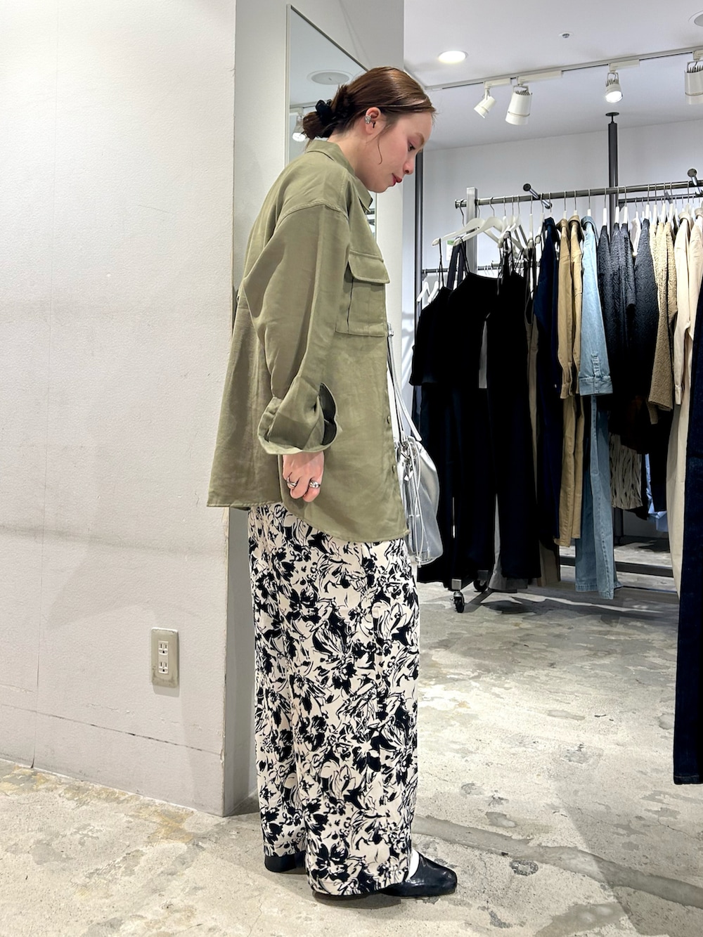 グリーン系のシャツ/ブラウス、ブラック系のその他パンツ、シルバー系のショルダーバッグを着用したレディースの春コーディネートの2枚目の写真
