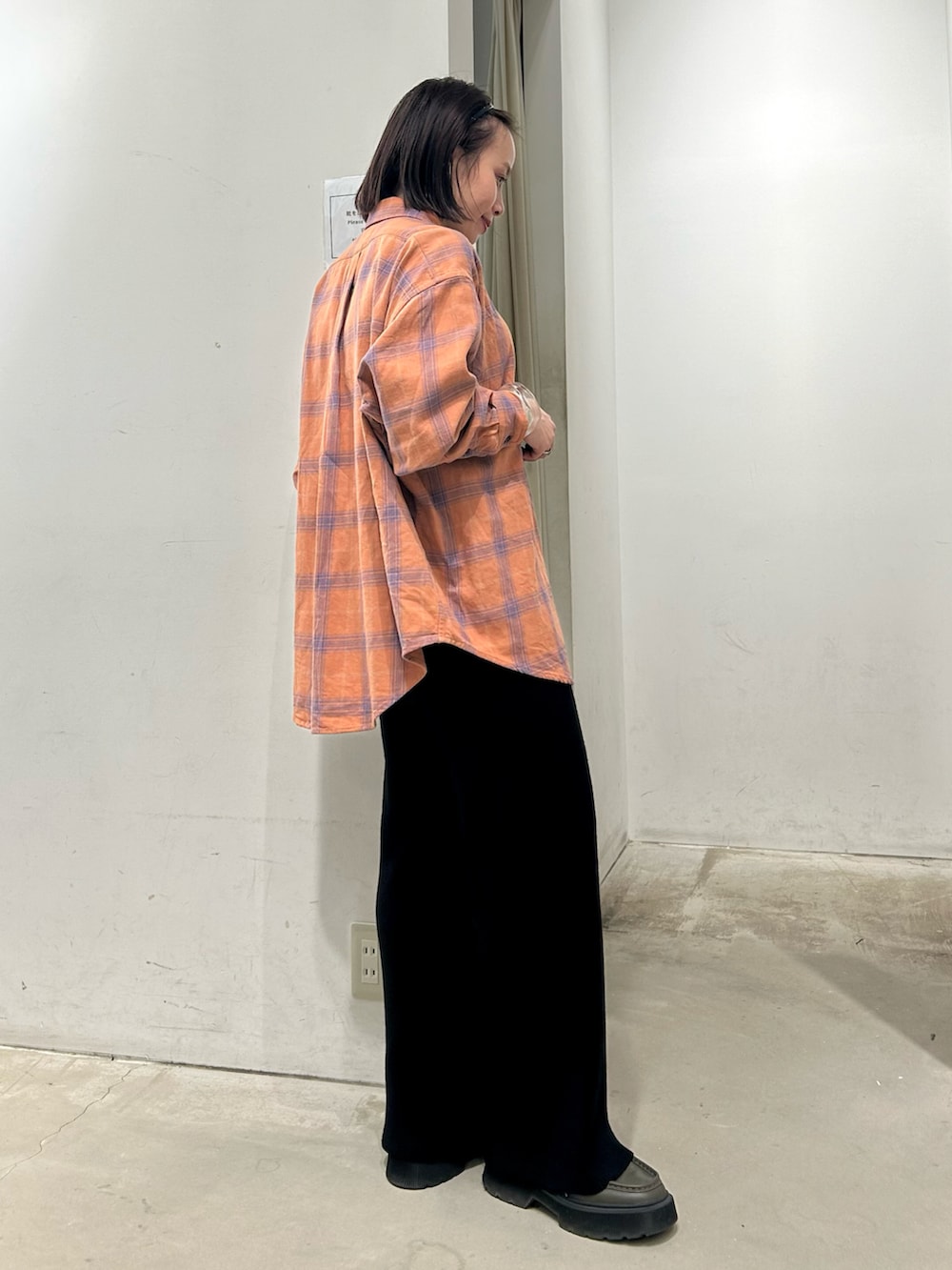 レッド系のシャツ/ブラウス、ブラック系のその他パンツを着用したレディースの秋コーディネートの2枚目の写真