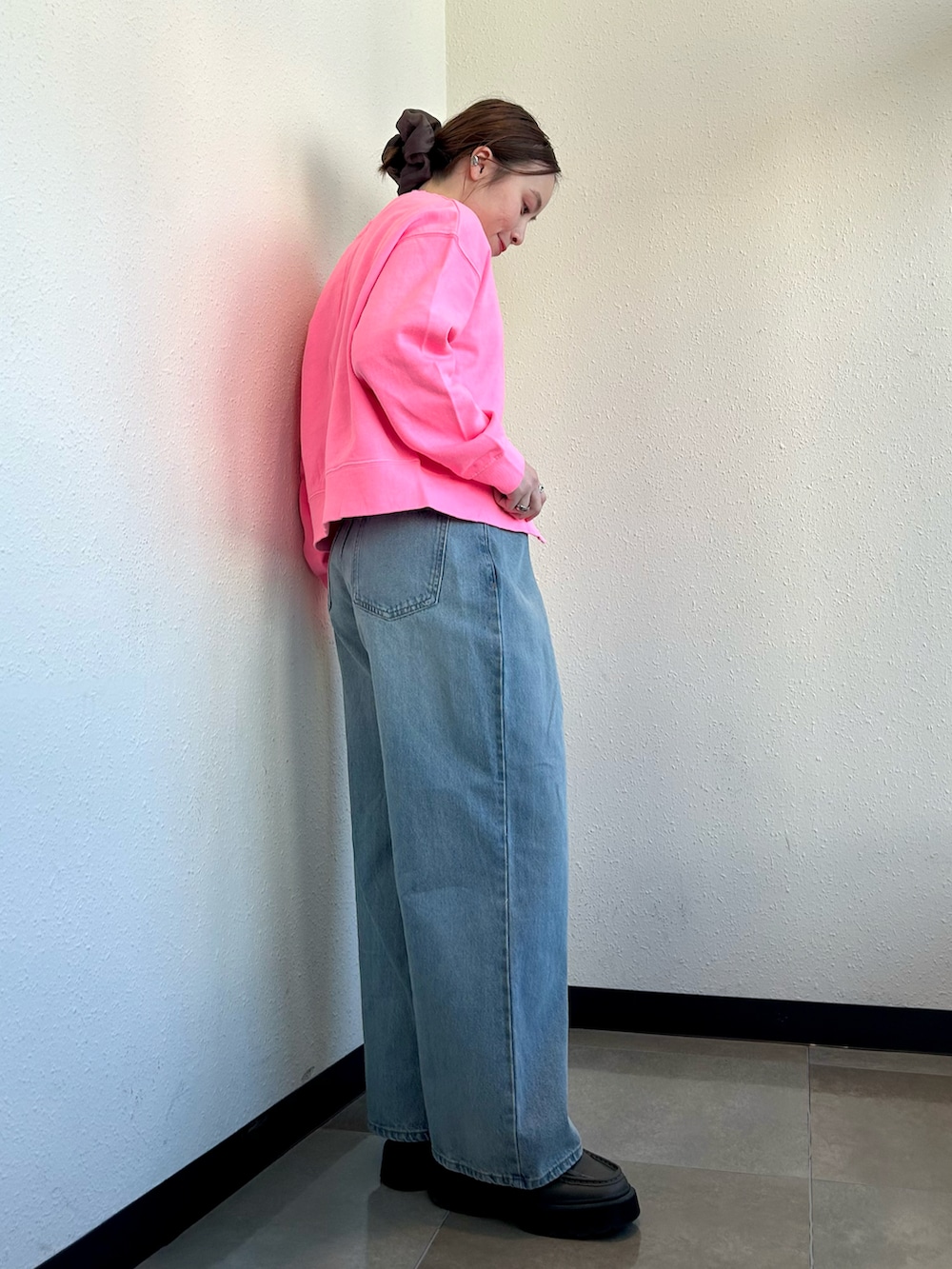 ブルー系のデニムパンツ、ピンク系のカーディガン/ボレロを着用したレディースの春コーディネートの2枚目の写真