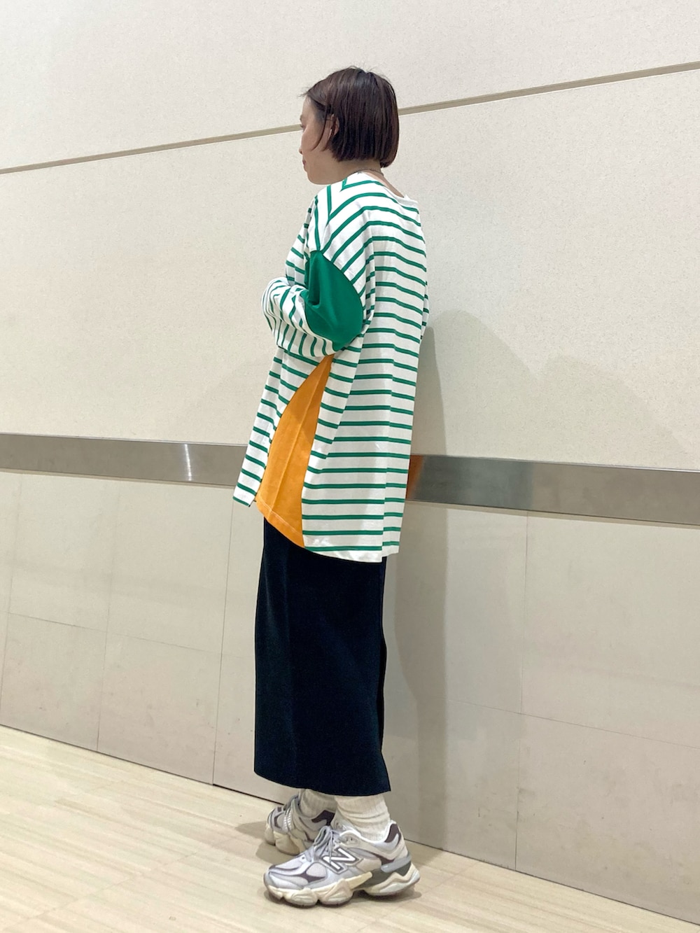 グリーン系のチュニック、ブラック系のスカート、その他のその他を着用したレディースの春コーディネートの2枚目の写真