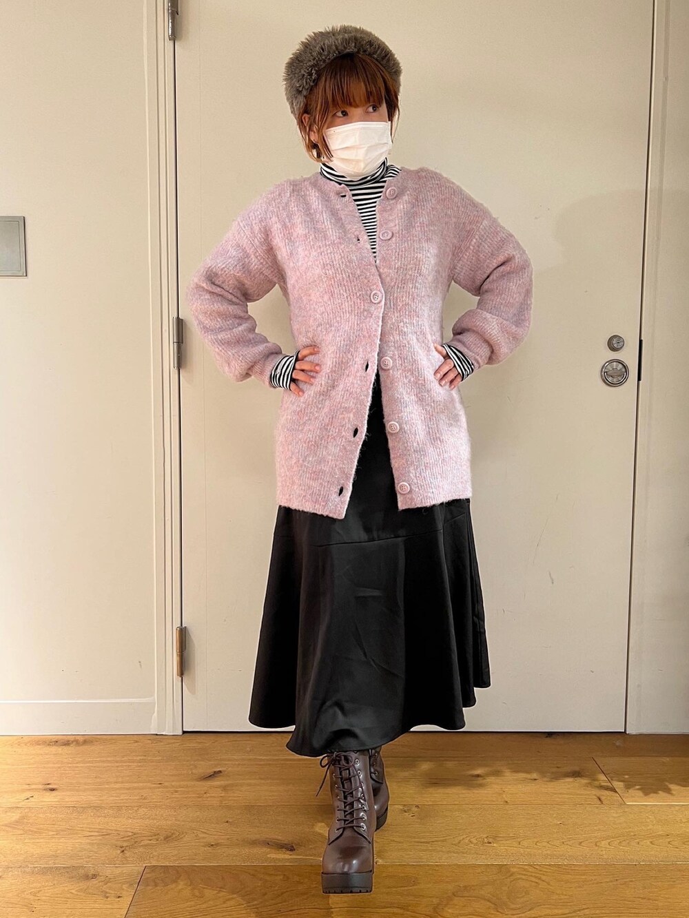 ブラック系のスカート、パープル系のカーディガン/ボレロ、その他のTシャツ/カットソーを着用したレディースの秋コーディネートの2枚目の写真