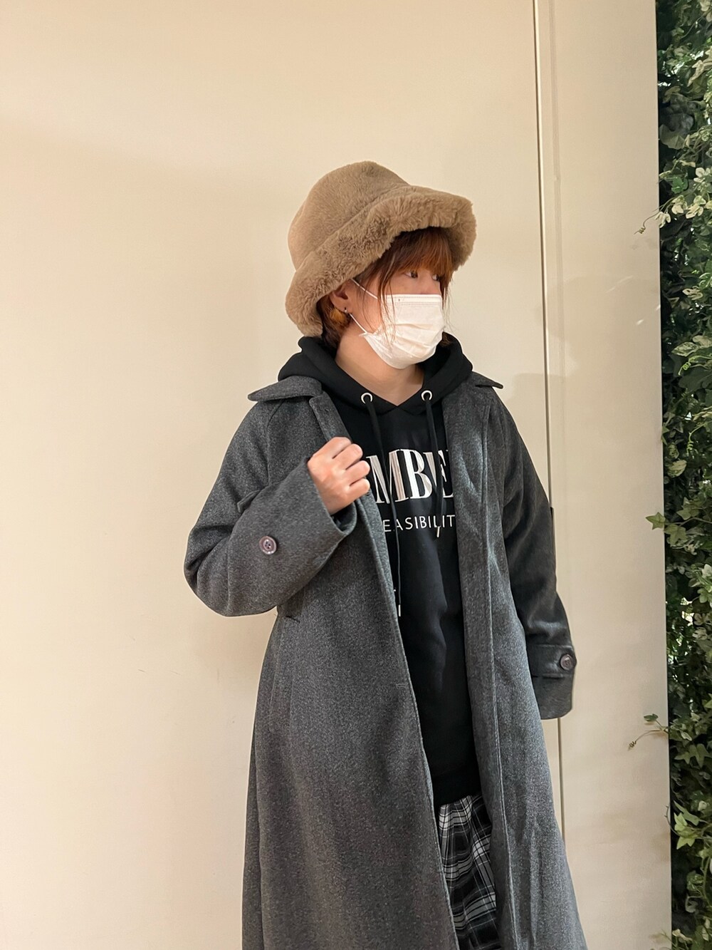 「ロゴスウェット、パーカー、チェック、ロングコート、コート、アウター、フーディー、オリーブ デ オリーブ(OLIVE des OLIVE)、冬コーデ、チュニック、トレーナー、スカート、カジュアル、バケットハット、冬」｜「OLIVE des OLIVEの裏起毛フーディチュニック（パーカー、ブラック系）」を使った、かおりさん（レディース・162cm）の冬コーディネートの3枚目の写真