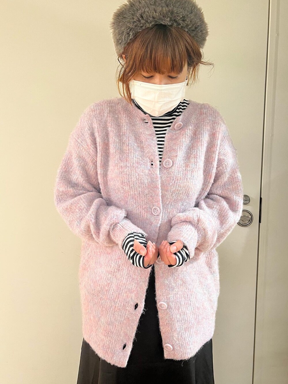 ブラック系のスカート、パープル系のカーディガン/ボレロ、その他のTシャツ/カットソーを着用したレディースの秋コーディネートの3枚目の写真