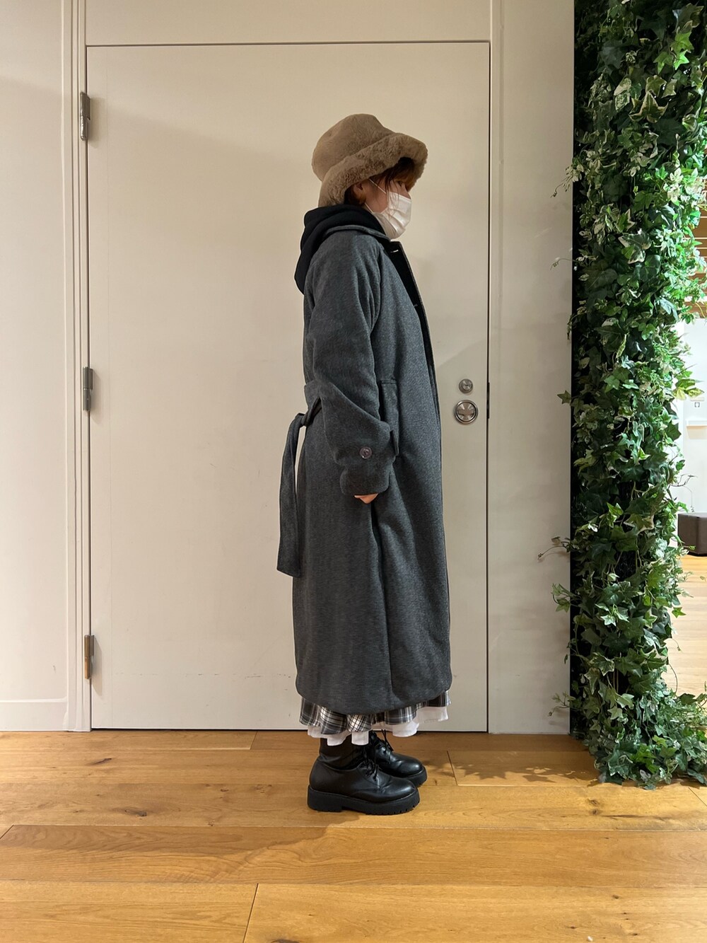 「ロゴスウェット、パーカー、チェック、ロングコート、コート、アウター、フーディー、オリーブ デ オリーブ(OLIVE des OLIVE)、冬コーデ、チュニック、トレーナー、スカート、カジュアル、バケットハット、冬」｜「OLIVE des OLIVEの裏起毛フーディチュニック（パーカー、ブラック系）」を使った、かおりさん（レディース・162cm）の冬コーディネートの2枚目の写真