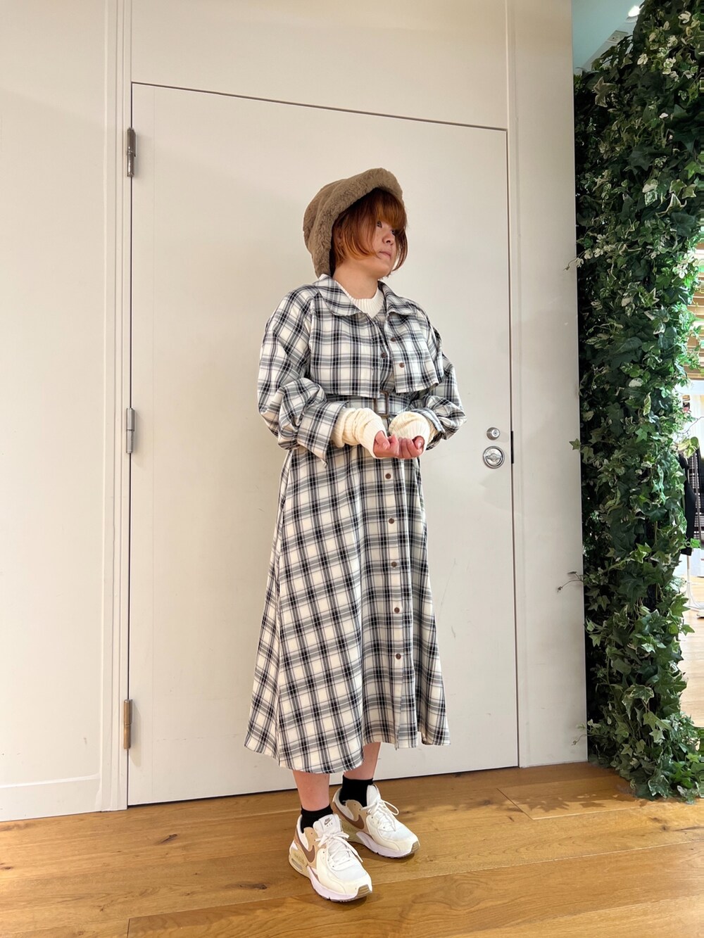 「ロングワンピース、秋コーデ、チェック、モノトーン、プチプラ、韓国ファッション、スニーカー、秋のコーデ、オトナカジュアル、オリーブ デ オリーブ(OLIVE des OLIVE)、いいね、save、フォローお願いします🤑、お出かけコーデ、カジュアルコーデ、楽チンコーデ、オトナカワイイ」｜「OLIVE des OLIVEのマルチウェイトレンチワンピース（ワンピース、ホワイト系）」を使った、かおりさん（レディース・162cm）の秋コーディネートの2枚目の写真