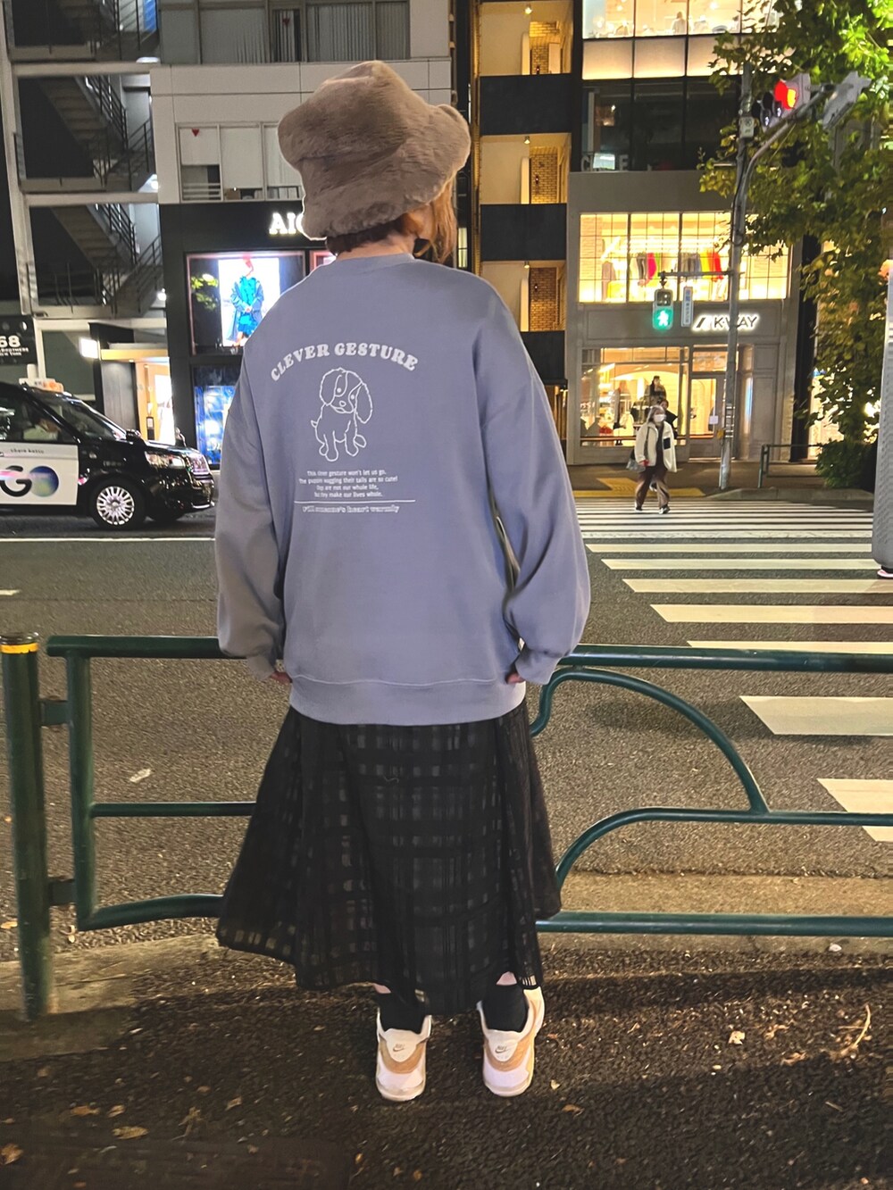 「冬コーデ、ストリート、ダウンジャケット、マイベストコーデ2022、大人かわいい、シンプル、オリーブ デ オリーブ(OLIVE des OLIVE)、ラクチンコーデ、あったかコーデ、大人カジュアル、ブラック、スニーカー、中綿ジャケット、ブルゾン、アウター」｜「OLIVE des OLIVEの【WEB限定カラ―あり】シアフレアスカート（スカート、ブラック系）」を使った、かおりさん（レディース・162cm）の冬コーディネートの2枚目の写真