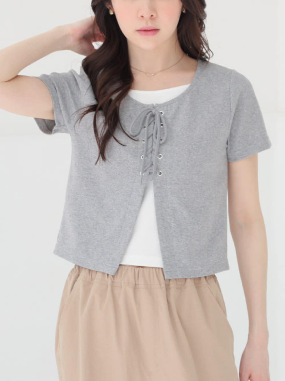ベージュ系のカーゴパンツ、グレー系のTシャツ/カットソー、レッド系のボストンバッグを着用したレディースの春コーディネートの3枚目の写真