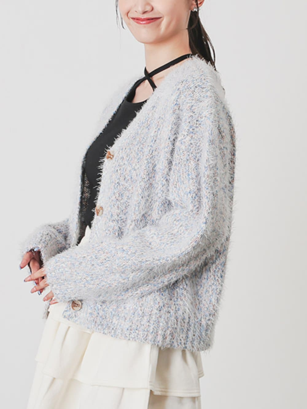 ブラック系のTシャツ/カットソー、ブラック系のボストンバッグ、ホワイト系のスカートを着用したレディースの秋コーディネートの3枚目の写真