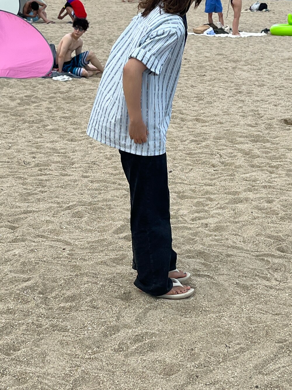 ブルー系のシャツ/ブラウス、ホワイト系のサンダルを着用したレディースの夏コーディネートの2枚目の写真