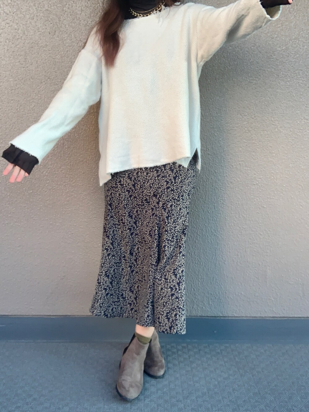 ブラック系のTシャツ/カットソー、ゴールド系のネックレスを着用したレディースの冬コーディネートの2枚目の写真