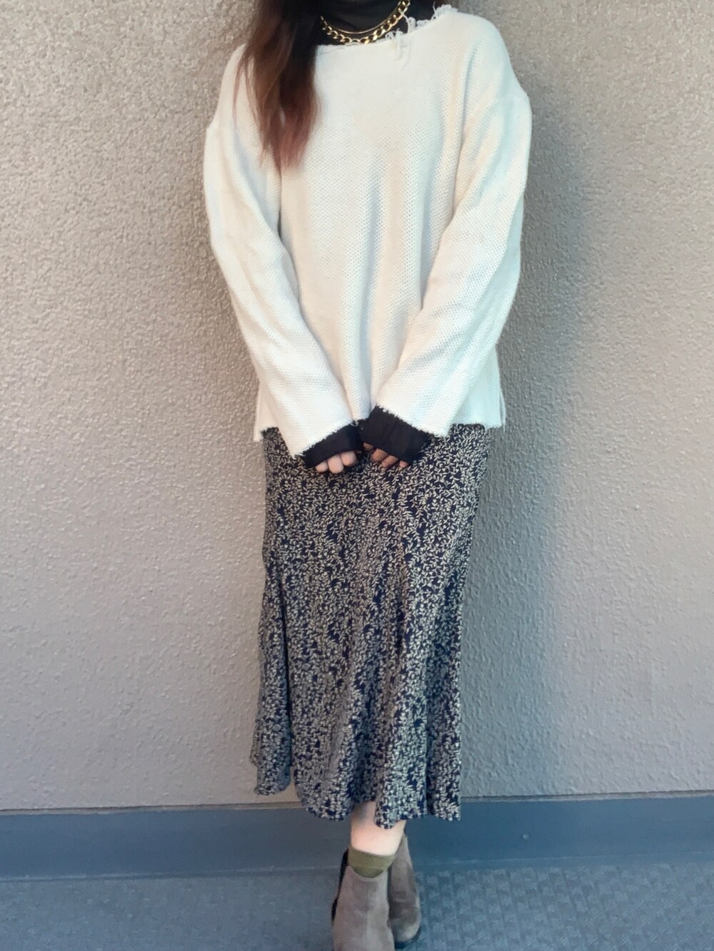 ブラック系のTシャツ/カットソー、ゴールド系のネックレスを着用したレディースの冬コーディネートの3枚目の写真