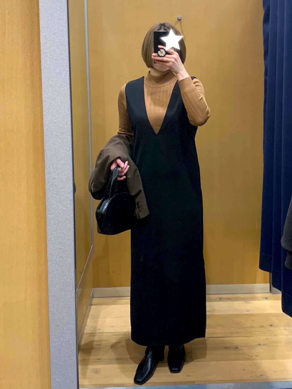 ブラウン系のテーラードジャケット、ベージュ系のニット/セーター、ブラック系のブーツを着用したレディースの秋コーディネートの2枚目の写真