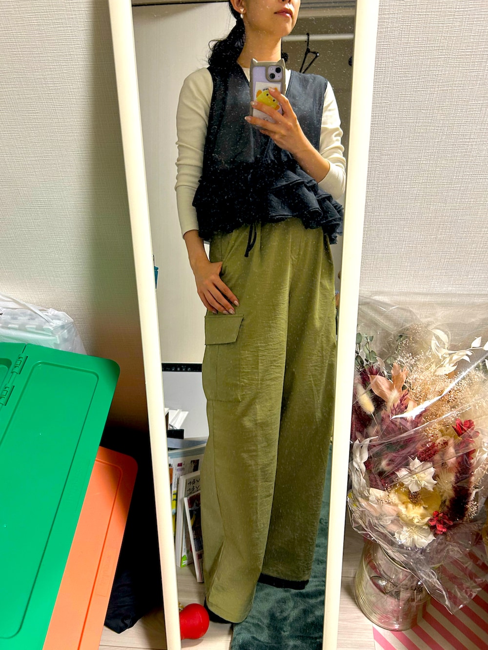 「春めき満開コーデ、ヒラヒラ、ヒラヒラトップス、ひらひら、ベスト、カーキパンツ、カーキ、30代コーデ、30代ファッション、お出かけコーデ、中身、春色、キレイめカジュアル、大人女子」|「N.(N. Natural Beauty Basic)のカーゴパンツ(カーゴパンツ、グリーン系)」を使った、toommypeco5さん(骨格ナチュラル・レディース・165cm)の春コーディネートの2枚目の写真