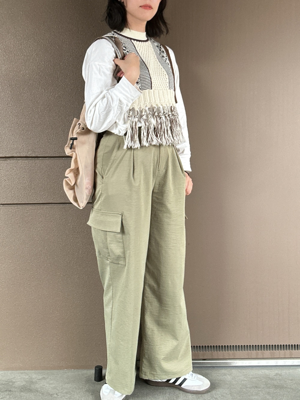 「楽チンコーデ、お出かけコーデ、お出かけスタイル、オトナ女子、30代コーデ、春服コーデ、オトナカワイイ、休日スタイル、休日コーデ、ゆるコーデ、カジュアル、最近のいい感じコーデ、高身長女子、ベスト、カーキパンツ」|「FREAK'S STOREのBROWN THEATRE PRODUCTS × FREAK'S STORE/ブラウン バイ シアタープロダクツ 別注 メッシュフリルシューズバッグ/シアー トートバッグ(トートバッグ、ベージュ系)」を使った、toommypeco5さん(骨格ナチュラル・レディース・165cm)の春コーディネートの4枚目の写真