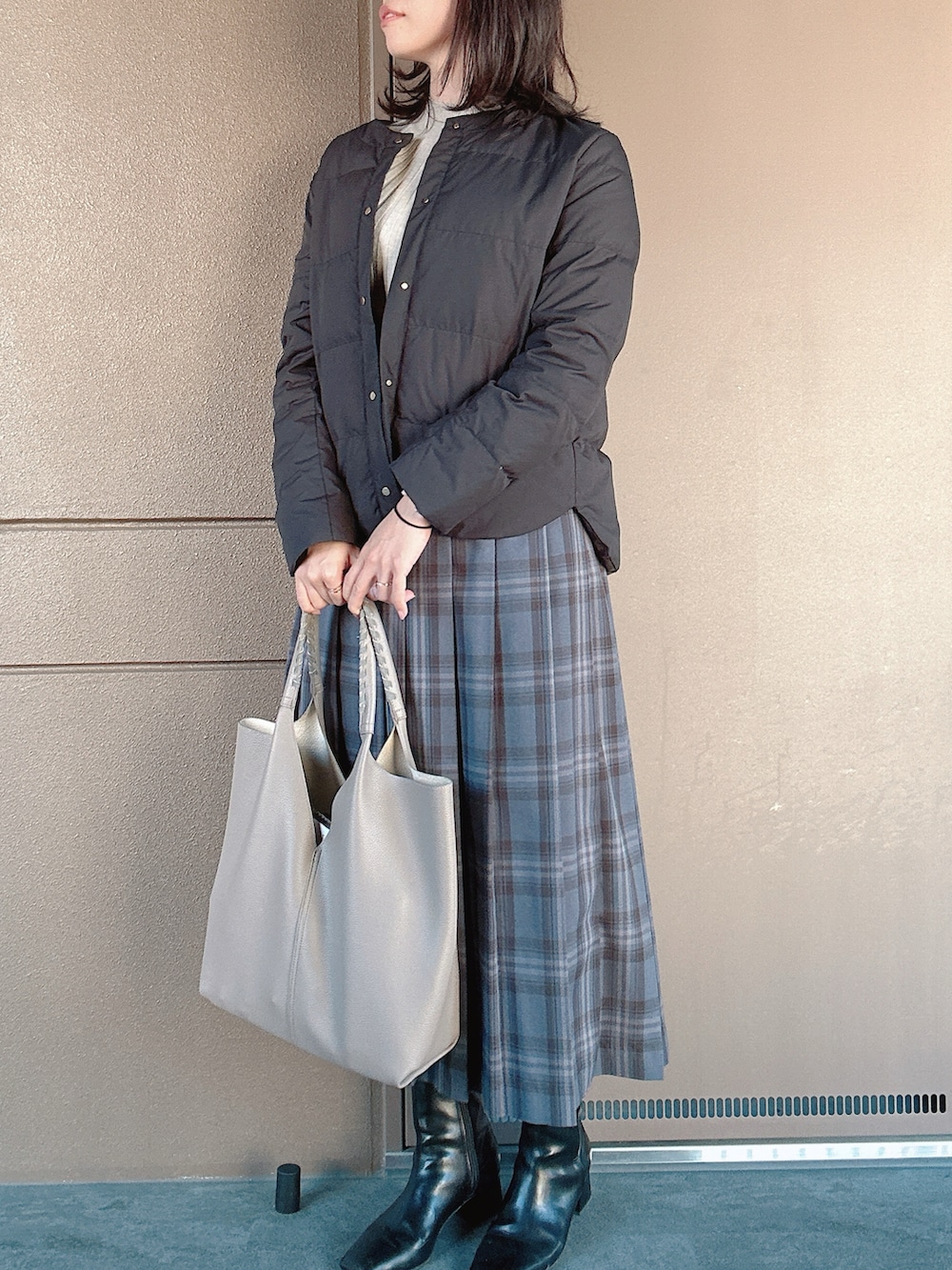 「オトナカジュアル、大人コーデ、休日スタイル、休日コーデ、ファッションを楽しもう、オトナ女子、大人ガーリー、チェックスカート、ロングスカート、黒ブーツ、トートバッグ、ラクチンコーデ、おしゃれさんと繋がりたい、ダウンジャケット、指輪慣れない」|「GALLARDAGALANTEのチャンキーヒールショートブーツ(ブーツ、ブラック系)」を使った、toommypeco5さん(骨格ストレート・レディース・165cm)の冬コーディネートの2枚目の写真