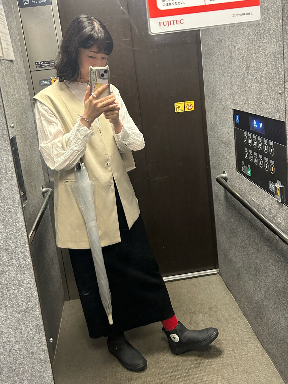 「白シャツ、ロンクスカート、ベスト、スカート、レインブーツ、雨の日コーデ、おでかけコーデ、おでかけスタイル、休日スタイル、休日コーデ、モノトーン、赤ソックス、赤い靴下、30代コーデ、オトナカジュアル」|「CONVERSE ALL STARのALL STAR LIGHT PLTS WR SL SIDEGORE HI / オールスター ライト PLTS WR SL サイドゴア HI(スニーカー、ブラック系)」を使った、toommypeco5さん(骨格ナチュラル・レディース・165cm)の春コーディネートの2枚目の写真