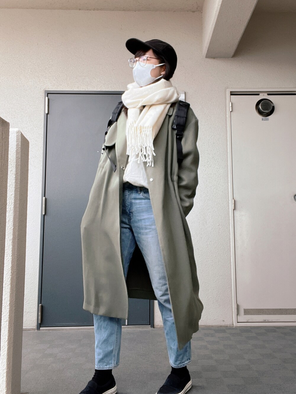 「春コーデ、休日スタイル、休日コーデ、カーキアウター、はじめましてコーデ、カーキ、おさんぽ、散歩、デニムコーデ、トレンチコート」|「CONVERSEのCONVERSE コンバース シェブロン&スター ローファー SK / CS LOFR SK (BLACK) 34200210(スリッポン、ブラック系)」を使った、toommypeco5さん(レディース・165cm)の春コーディネートの5枚目の写真