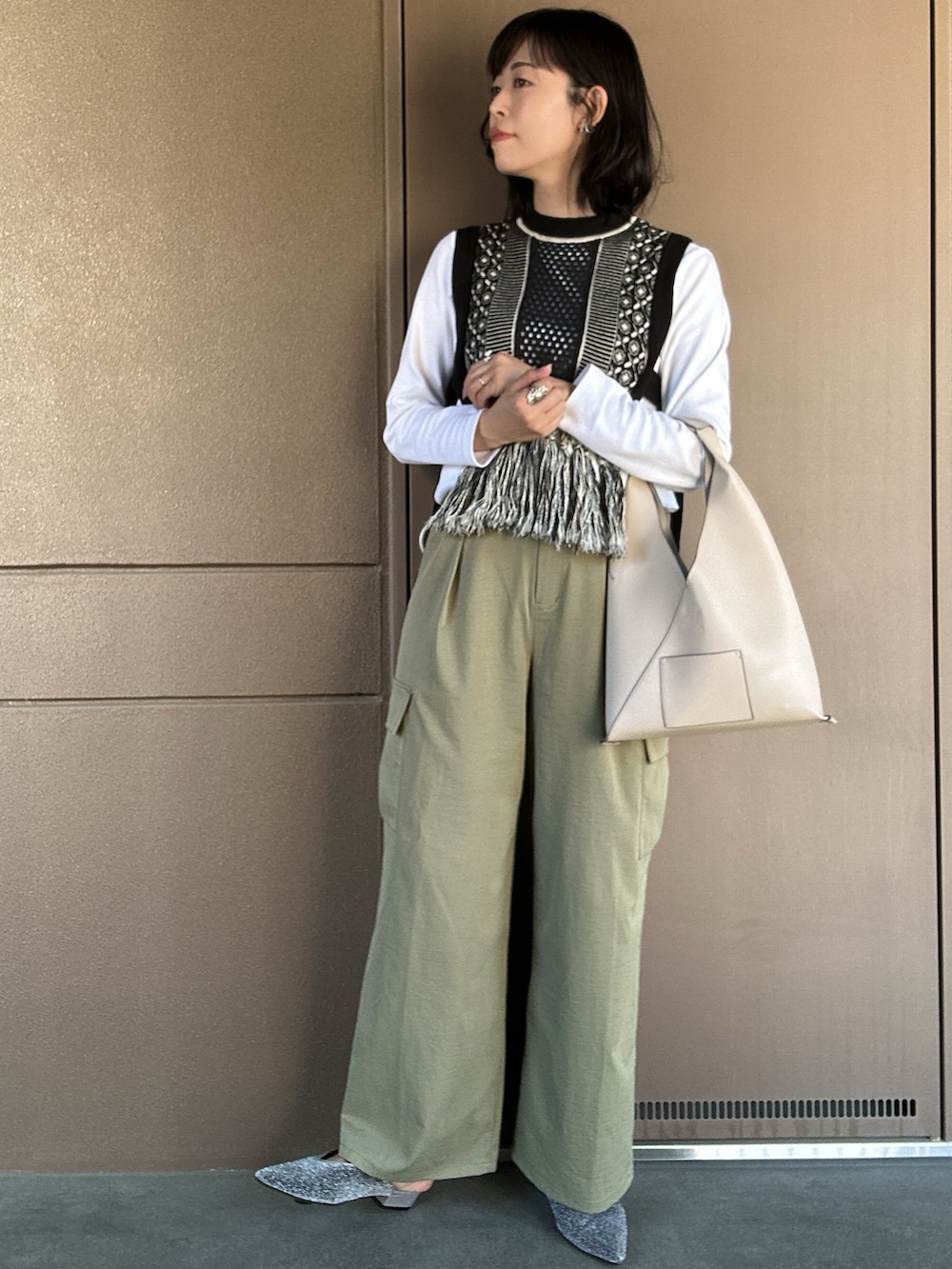 「最近のいい感じコーデ、大人カジュアルコーデ、おでかけコーデ、オトナカジュアル、パンツコーデ、GWお出かけコーデ、春カラー、休日スタイル、休日コーデ、お出かけコーデ、お出かけスタイル、春色、カーキパンツ、カーキ、ベスト」|「PUBLIC TOKYOのジャガードフリンジニットベスト(ベスト、ブラック系)」を使った、toommypeco5さん(骨格ナチュラル・レディース・165cm)の春コーディネートの2枚目の写真