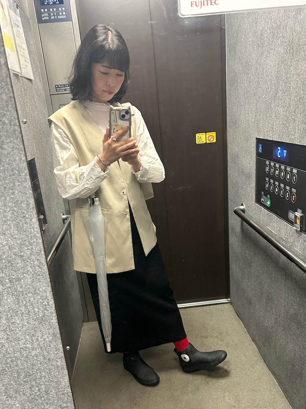 「白シャツ、ロンクスカート、ベスト、スカート、レインブーツ、雨の日コーデ、おでかけコーデ、おでかけスタイル、休日スタイル、休日コーデ、モノトーン、赤ソックス、赤い靴下、30代コーデ、オトナカジュアル」|「CONVERSE ALL STARのALL STAR LIGHT PLTS WR SL SIDEGORE HI / オールスター ライト PLTS WR SL サイドゴア HI(スニーカー、ブラック系)」を使った、toommypeco5さん(骨格ナチュラル・レディース・165cm)の春コーディネートの3枚目の写真