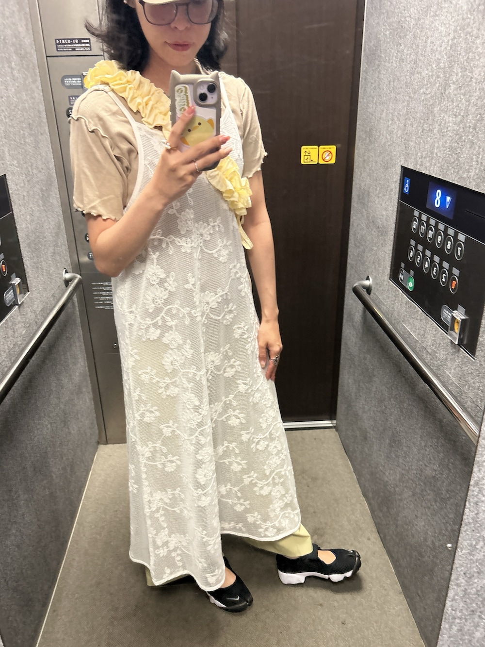 「やっぱり帽子が好き、ワンピース、レースワンピース、レース、NIKE、イエローパンツ、お出かけコーデ、おでかけコーデ、休日スタイル、休日コーデ、ショルダーバッグ、休日カジュアル、大人カジュアル、おでかけスタイル、お出かけスタイル」｜「NIKEのWMNS AIR RIFT BR  848386-001（スニーカー、ブラック系）」を使った、toommypeco5さん（骨格ナチュラル・レディース・165cm）の春コーディネートの2枚目の写真