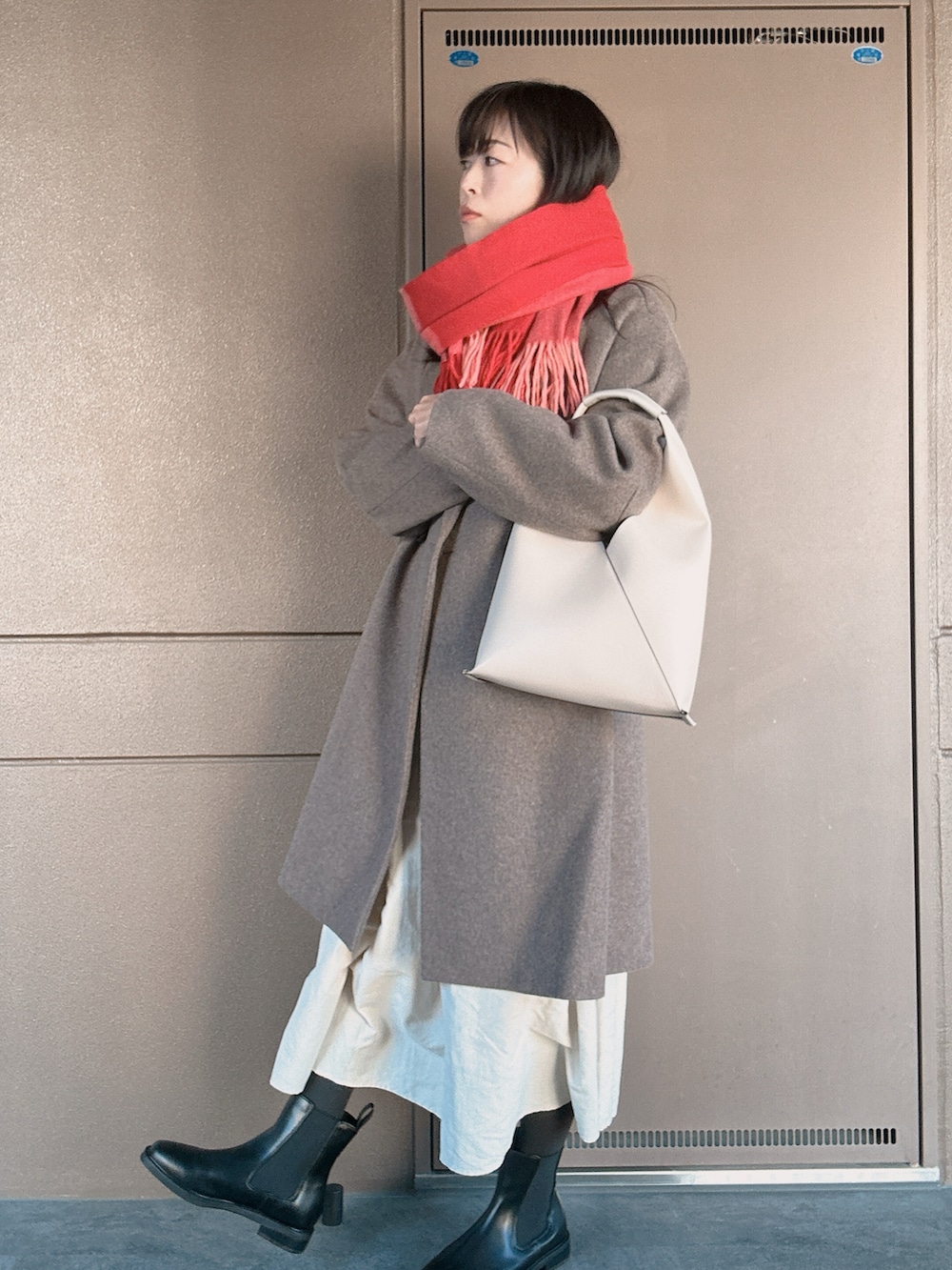 「マフラーぐるぐる、カジュアルスタイル、大人可愛い、大人かわいい、大人コーデ、30代コーデ、30代ファッション、秋冬コーデ、冬コーデ、お出かけコーデ、お出かけスタイル、休日スタイル、休日コーデ、ブーツ×スカート、ブーツ」|「green label relaxingのスクエア サイドゴア ブーツ- 晴雨兼用 -(ブーツ、ブラック系)」を使った、toommypeco5さん(骨格ナチュラル・レディース・165cm)の冬コーディネートの2枚目の写真