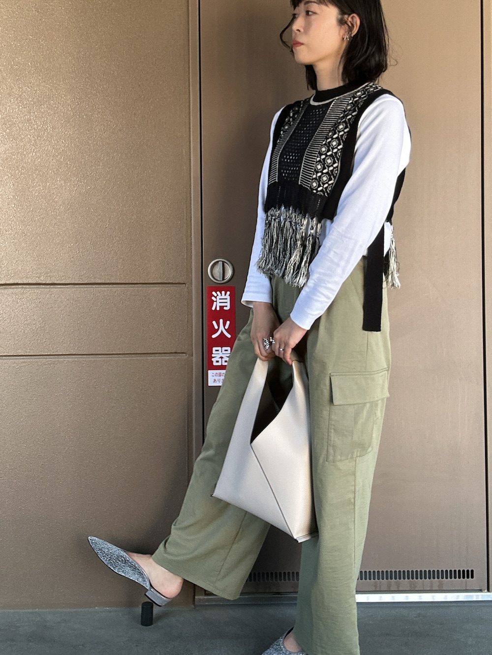 「最近のいい感じコーデ、大人カジュアルコーデ、おでかけコーデ、オトナカジュアル、パンツコーデ、GWお出かけコーデ、春カラー、休日スタイル、休日コーデ、お出かけコーデ、お出かけスタイル、春色、カーキパンツ、カーキ、ベスト」|「PUBLIC TOKYOのジャガードフリンジニットベスト(ベスト、ブラック系)」を使った、toommypeco5さん(骨格ナチュラル・レディース・165cm)の春コーディネートの4枚目の写真