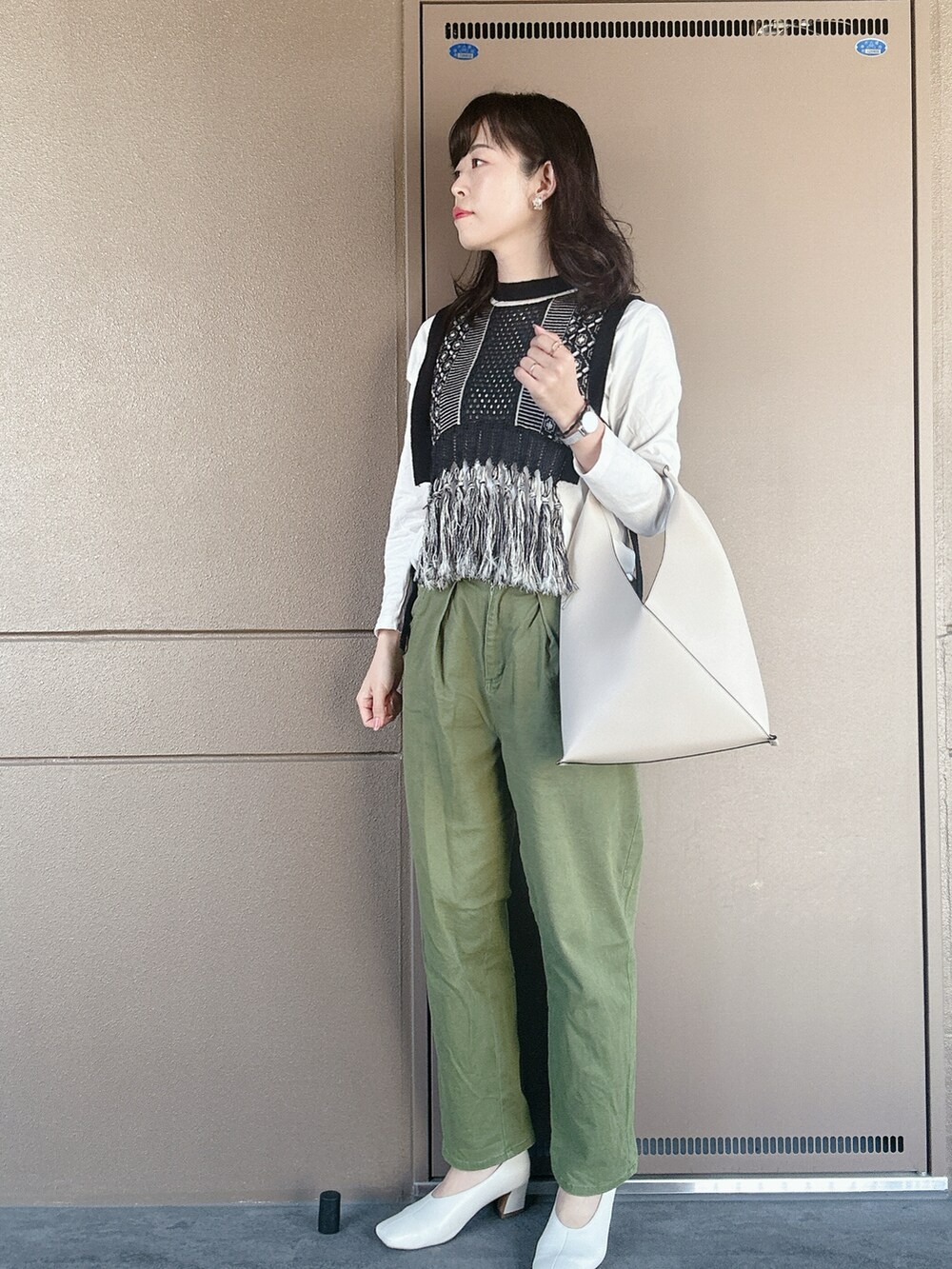 「春服、お出かけコーデ、おでかけコーデ、休日スタイル、休日コーデ、春服みてみて、春、カーキパンツ、カーキ、ビスチェ、ベスト、白バッグ、30代コーデ、オトナカジュアル、大人女子」|「green label relaxingのアイテム(パンプス、ホワイト系)」を使った、toommypeco5さん(骨格ストレート・レディース・165cm)の春コーディネートの2枚目の写真