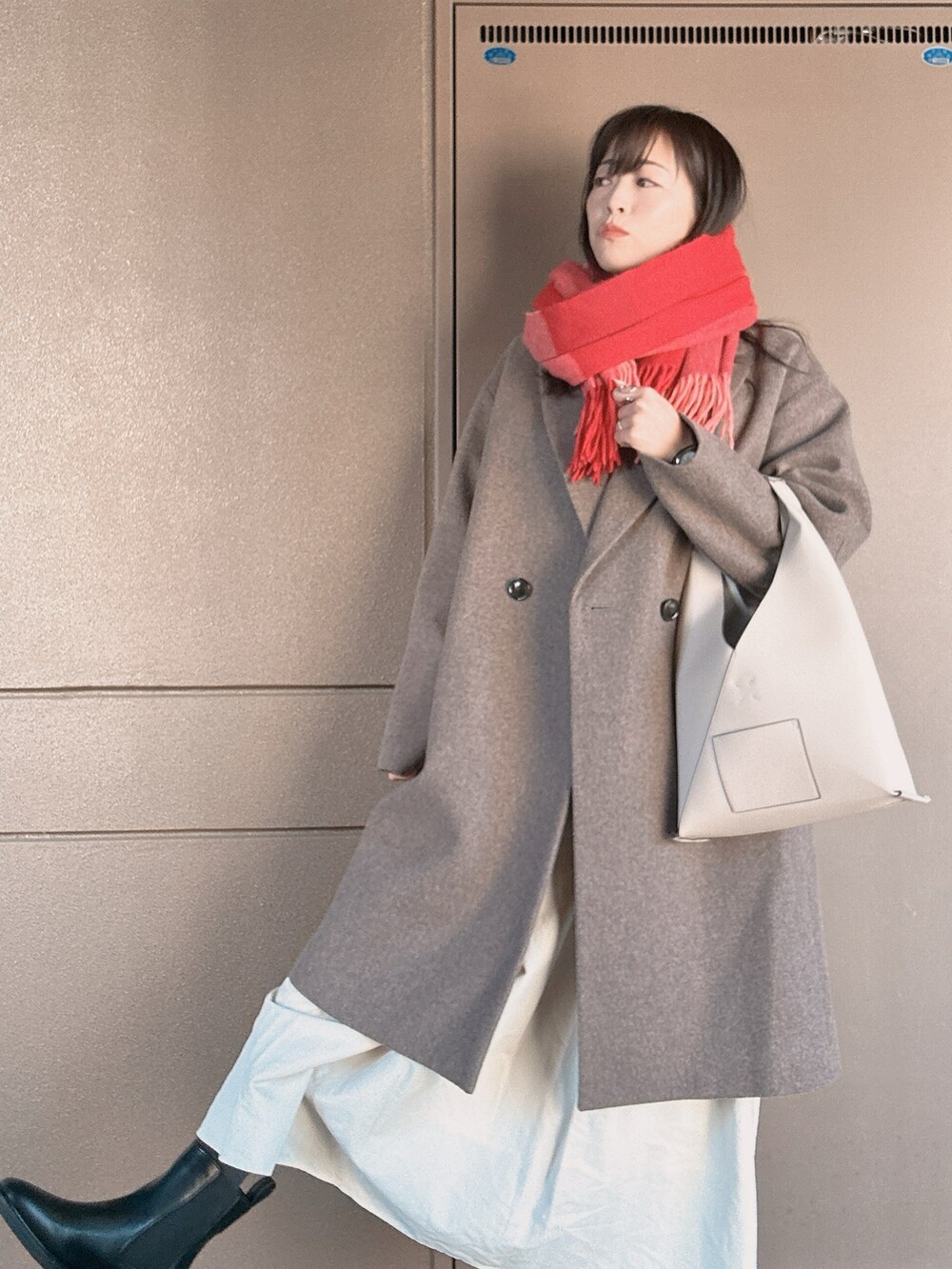 「マフラーぐるぐる、カジュアルスタイル、大人可愛い、大人かわいい、大人コーデ、30代コーデ、30代ファッション、秋冬コーデ、冬コーデ、お出かけコーデ、お出かけスタイル、休日スタイル、休日コーデ、ブーツ×スカート、ブーツ」|「green label relaxingのスクエア サイドゴア ブーツ- 晴雨兼用 -(ブーツ、ブラック系)」を使った、toommypeco5さん(骨格ナチュラル・レディース・165cm)の冬コーディネートの3枚目の写真
