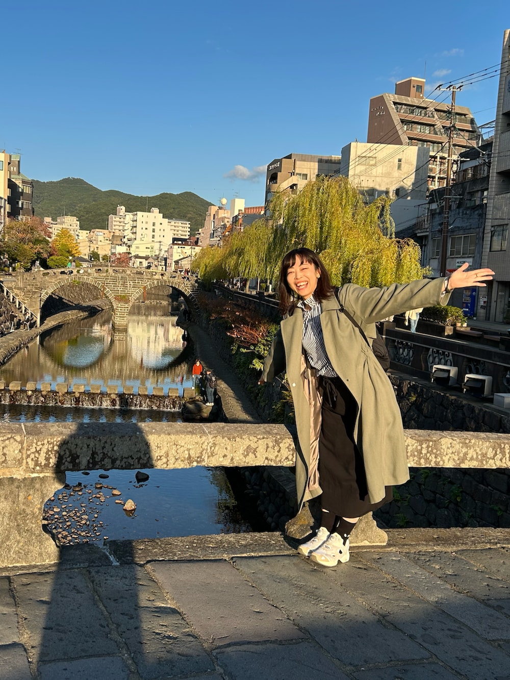 「カジュアルコーデ、きれいめカジュアル、おでかけコーデ、おでかけスタイル、休日スタイル、休日コーデ、アニヤハインドマーチ、Anya Hindmarch、ANYAHINDMARCH、ユニクロコラボ、UNIQLO、ストライプシャツ、リーボック(Reebok)、ポンプフューリー、オトナ女子」|「ReebokのReebok INSTAPUMP FURY 95 / リーボック インスタポンプ フューリー 95(スニーカー、ベージュ系)」を使った、toommypeco5さん(骨格ストレート・レディース・165cm)の秋コーディネートの2枚目の写真