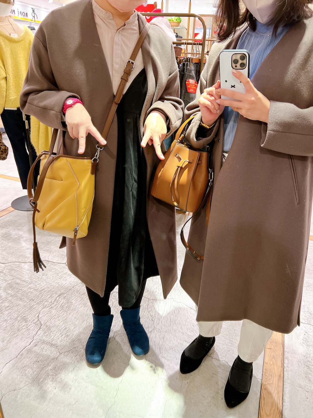 「シンプルコーデ、お出かけコーデ、休日スタイル、休日コーデ、おそろいコーデ、お買い物、冬コーデ」｜「green label relaxingのEX FINE リッタイ スリーブ ノーラペル コート（ノーカラーコート、ブラウン系）」を使った、toommypeco5さん（骨格ストレート・レディース・165cm）の冬コーディネートの2枚目の写真