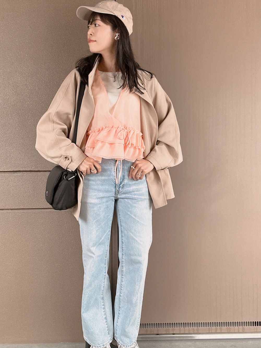 「春めき満開コーデ、おでかけコーデ、おでかけスタイル、お出かけスタイル、お出かけコーデ、春コーデ、ピンク、デニムパンツ、休日スタイル、休日コーデ、30代コーデ、30代ファッション、きれいめカジュアル、スニーカー、花見」｜「NEW BALANCEの＜New Balance＞ML725/スニーカー（スニーカー、グレー系）」を使った、toommypeco5さん（骨格ナチュラル・レディース・165cm）の春コーディネートの2枚目の写真