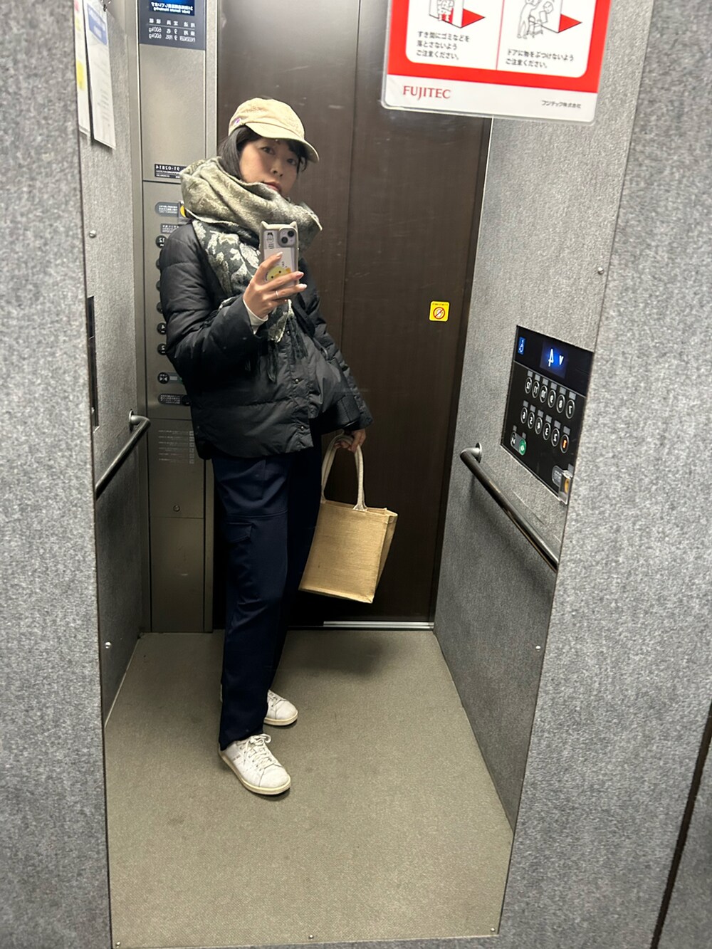 「真冬のあったかスタイル、マフラーぐるぐる、大人可愛い、カジュアルスタイル、キャップ、30代コーデ、休日コーデ、休日スタイル、おでかけコーデ、おでかけスタイル、お出かけコーデ、大人かわいい、レディースファッション」｜「adidasの【ユニセックスサイズ】adidas Originals / STAN SMITH【SP】（スニーカー、ホワイト系）」を使った、toommypeco5さん（骨格ナチュラル・レディース・165cm）の冬コーディネートの2枚目の写真