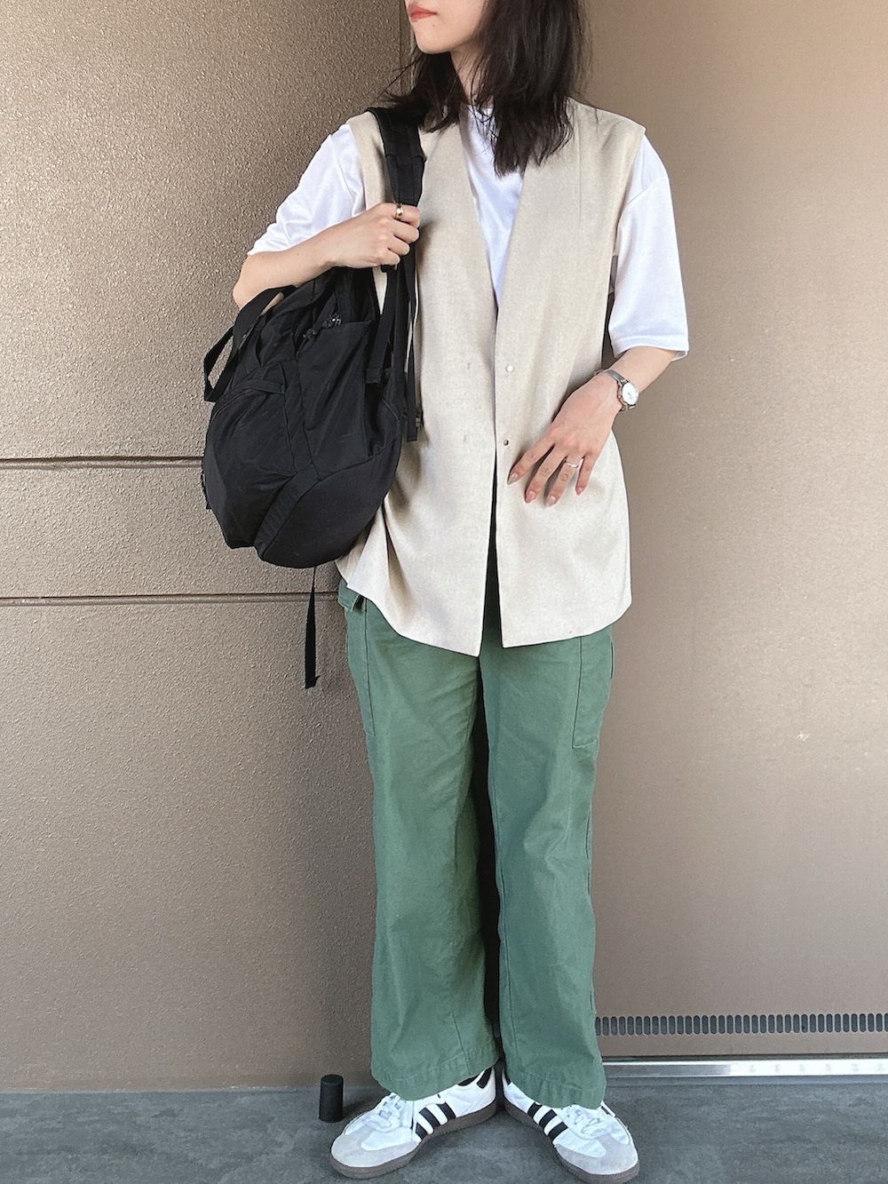 「夏コーデ、カーキパンツ、スニーカーコーデ、サンバ、アディダス、ベスト、ジレ、シンプルスタイル、大人コーデ、大人カジュアル、ラフコーデ、休日スタイル、休日コーデ、オトナカジュアル、きれいめカジュアル」｜「adidasのサンバ OG / SAMBA OG / アディダスオリジナルス adidas Originals スニーカー（スニーカー、ホワイト系）」を使った、toommypeco5さん（骨格ストレート・レディース・165cm）の夏コーディネートの3枚目の写真